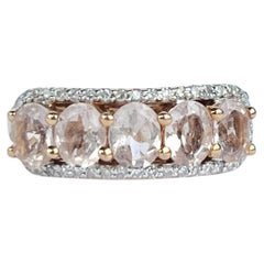 Moderner moderner Morganit und Diamant 9 Karat Gold Fünf-Stein-Ring