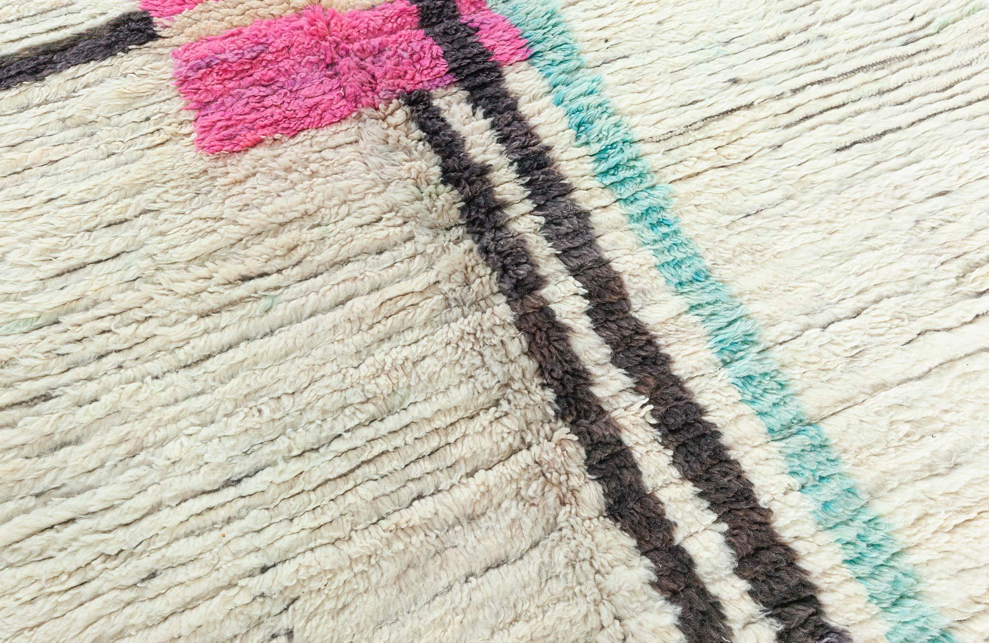 Tapis moderne marocain abstrait en laine fait à la main par Doris Leslie Blau.
Taille : 5'5