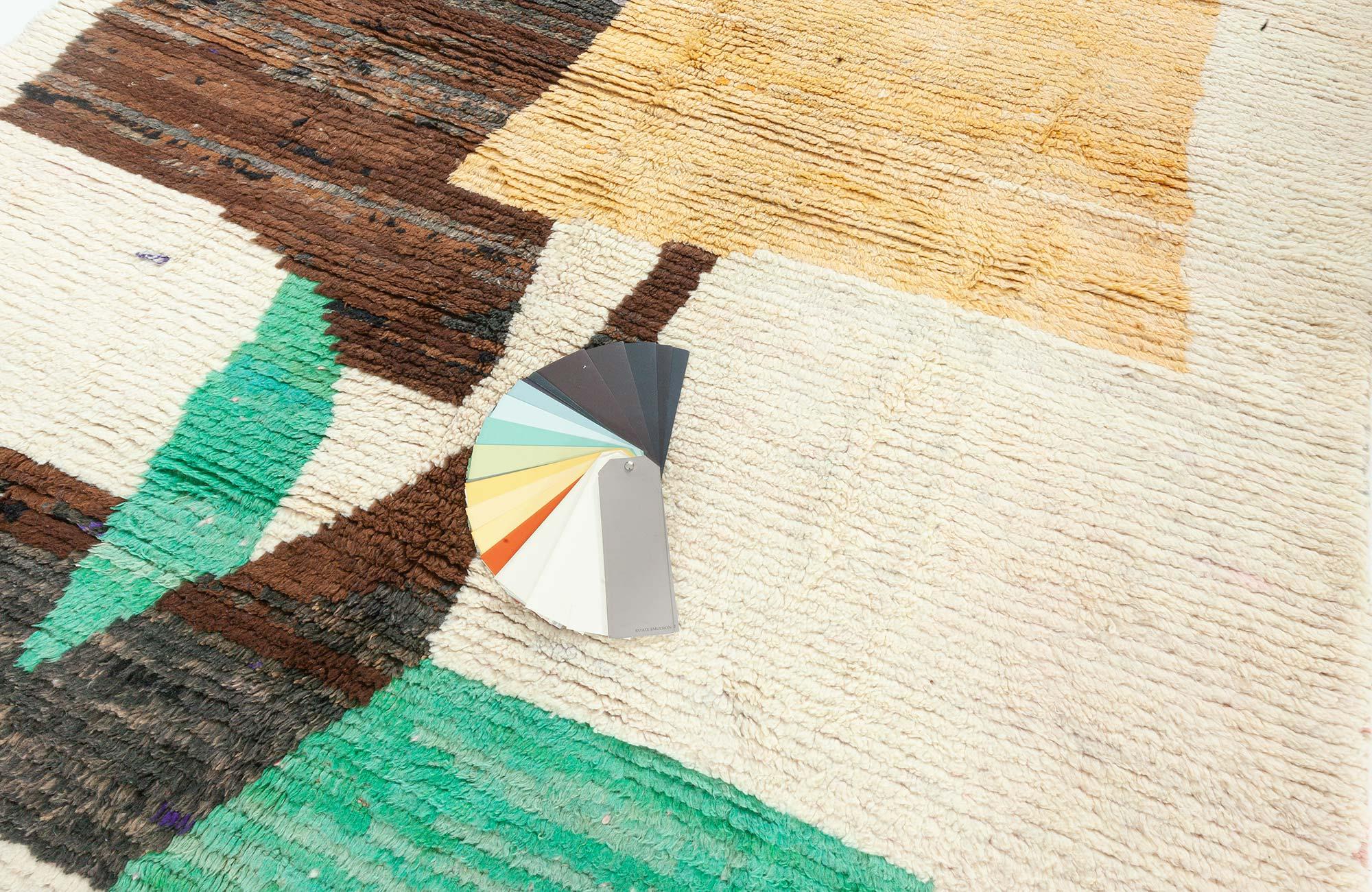 Alfombra moderna marroquí abstracta de lana hecha a mano por Doris Leslie Blau
Tamaño: 213 × 284 cm (7'0