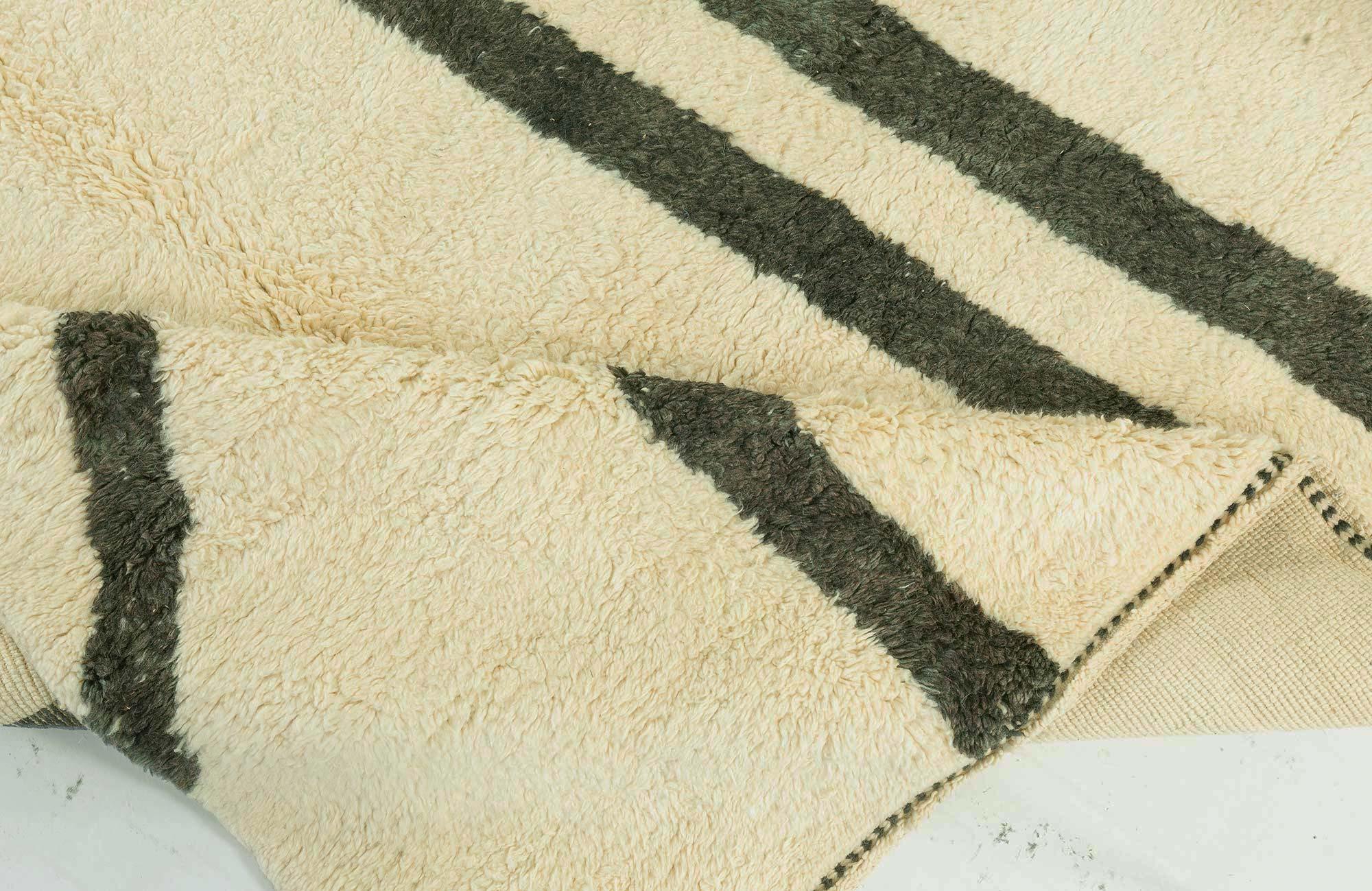 Moderner marokkanischer abstrakter handgefertigter Wollteppich von Doris Leslie Blau im Zustand „Neu“ im Angebot in New York, NY