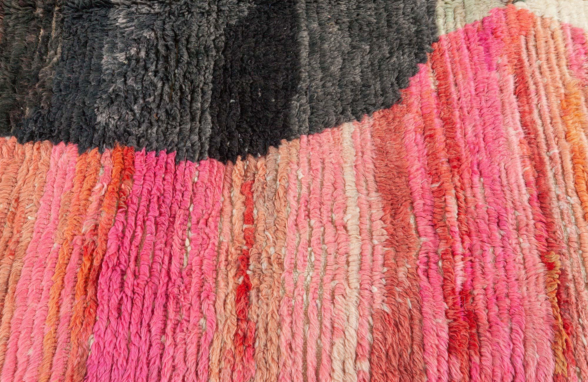 Laine Tapis moderne marocain abstrait en laine fait à la main par Doris Leslie Blau en vente