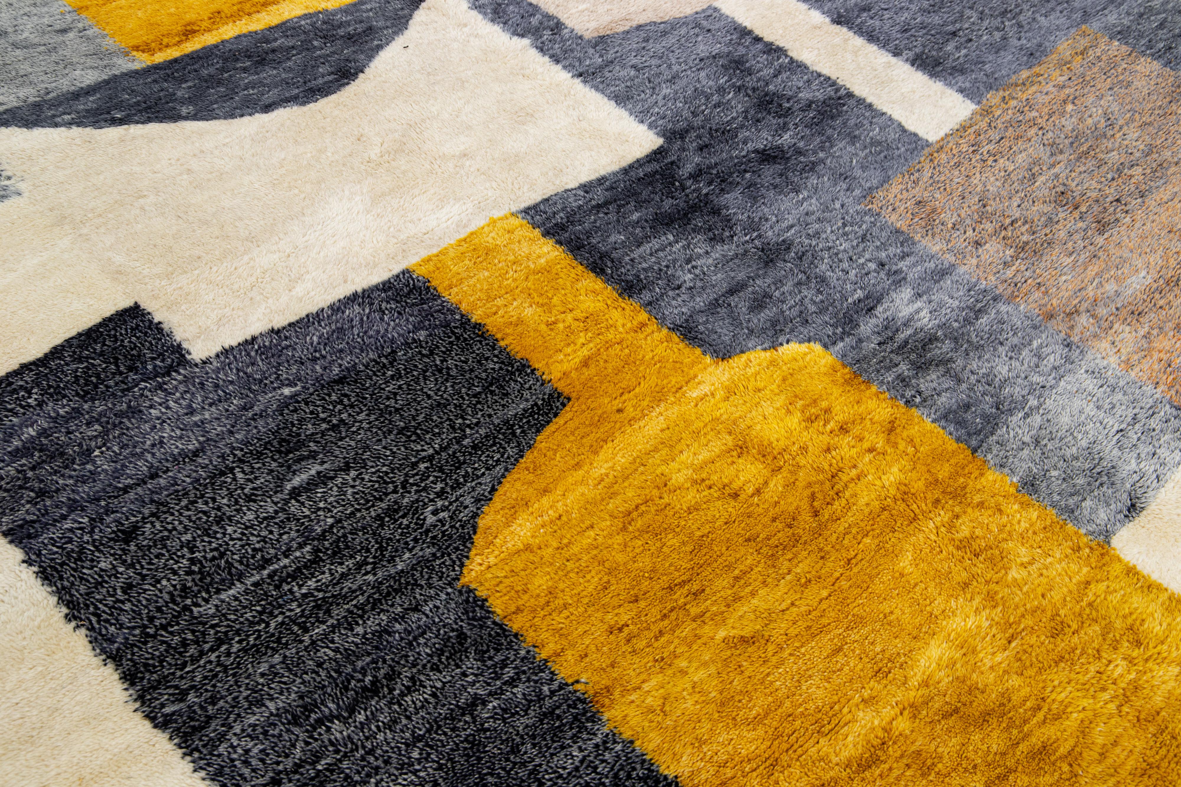 Alfombra marroquí moderna de lana beige hecha a mano con diseño abstracto en venta 2