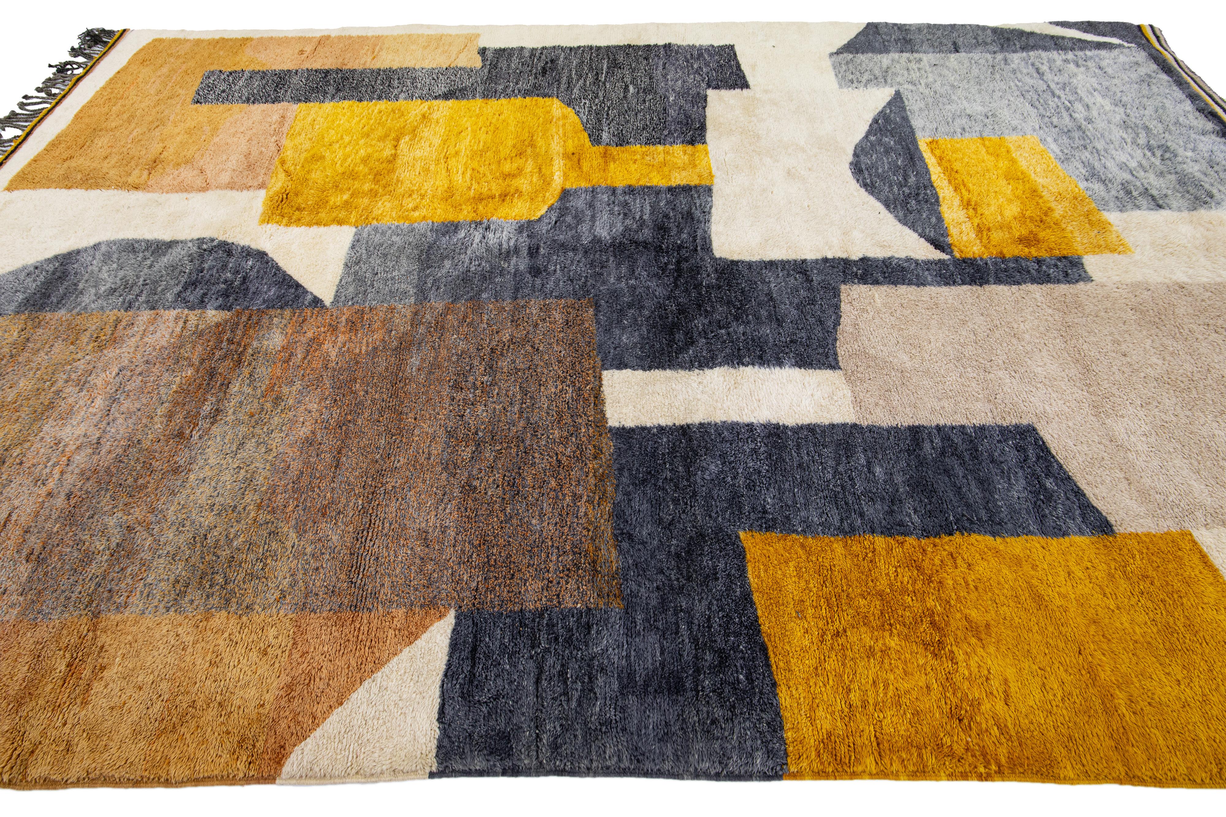 Alfombra marroquí moderna de lana beige hecha a mano con diseño abstracto Anudado a mano en venta
