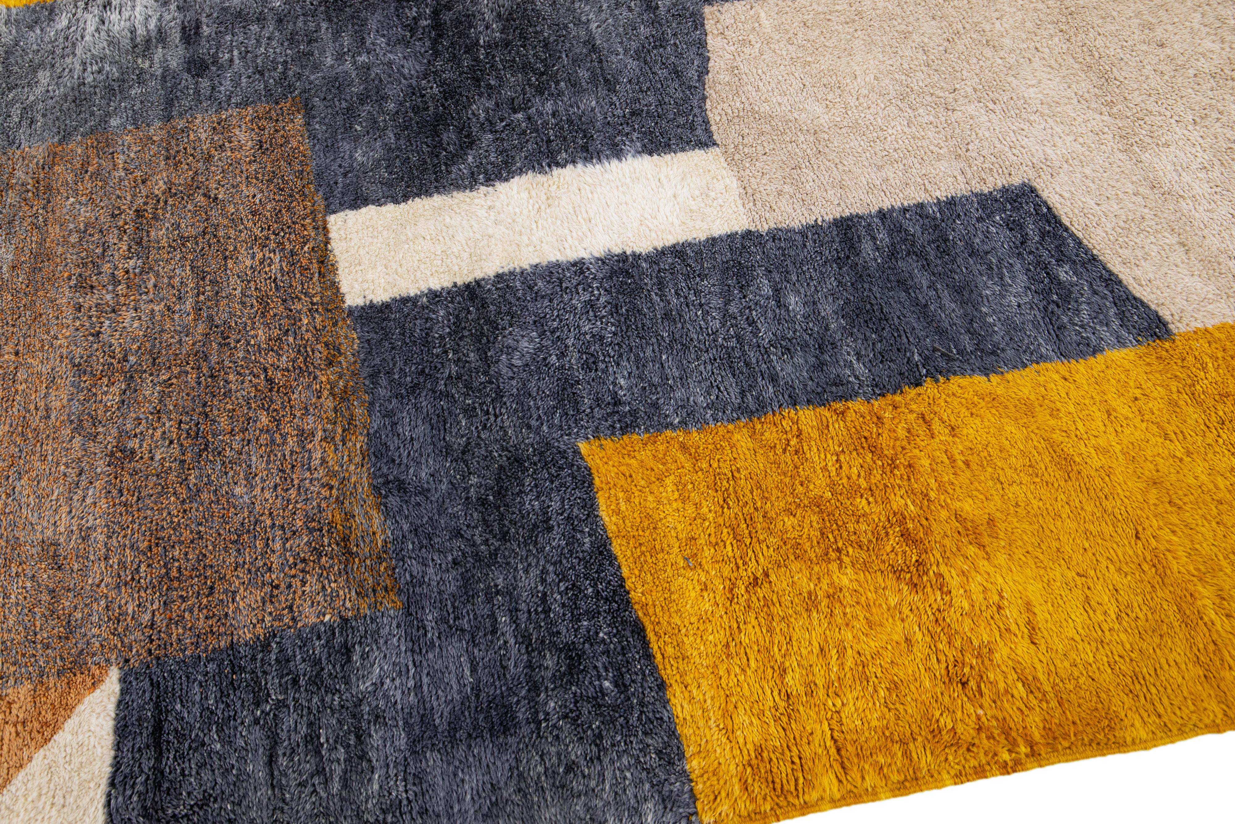 Alfombra marroquí moderna de lana beige hecha a mano con diseño abstracto en Nuevo estado para la venta en Norwalk, CT