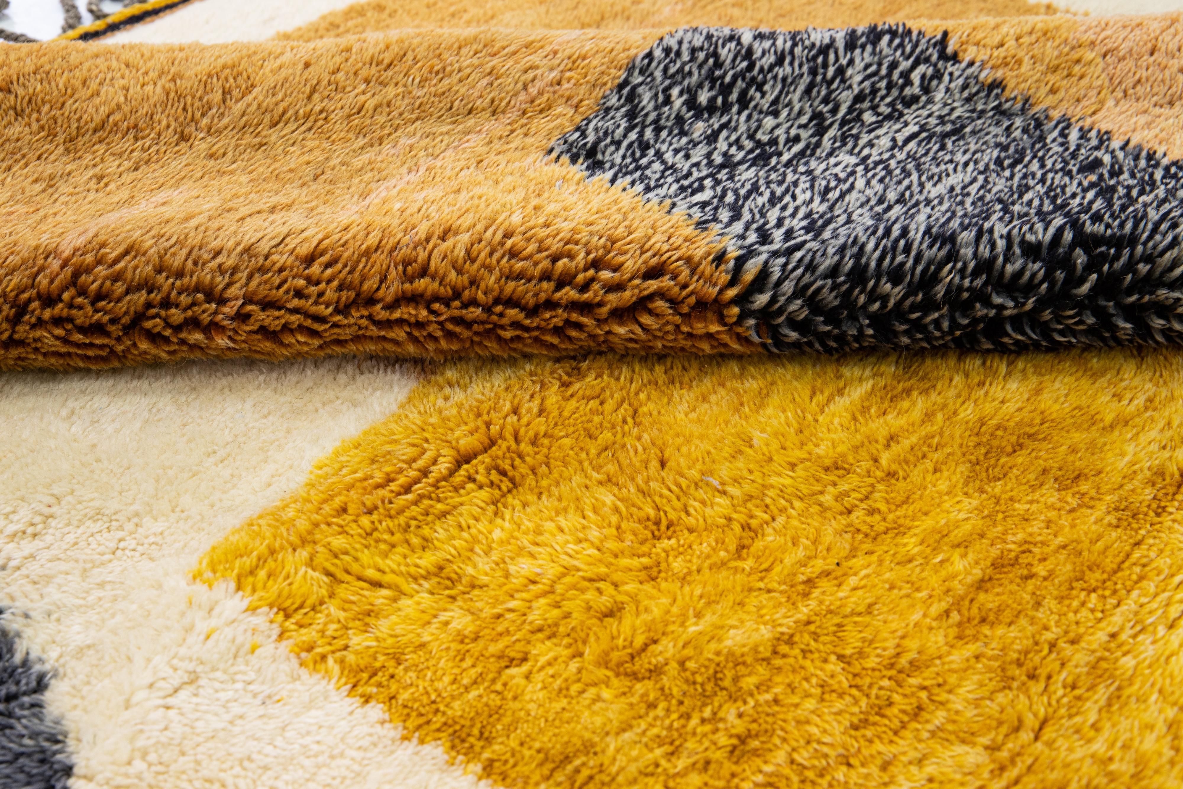 Alfombra marroquí moderna de lana beige hecha a mano con diseño abstracto Siglo XXI y contemporáneo en venta