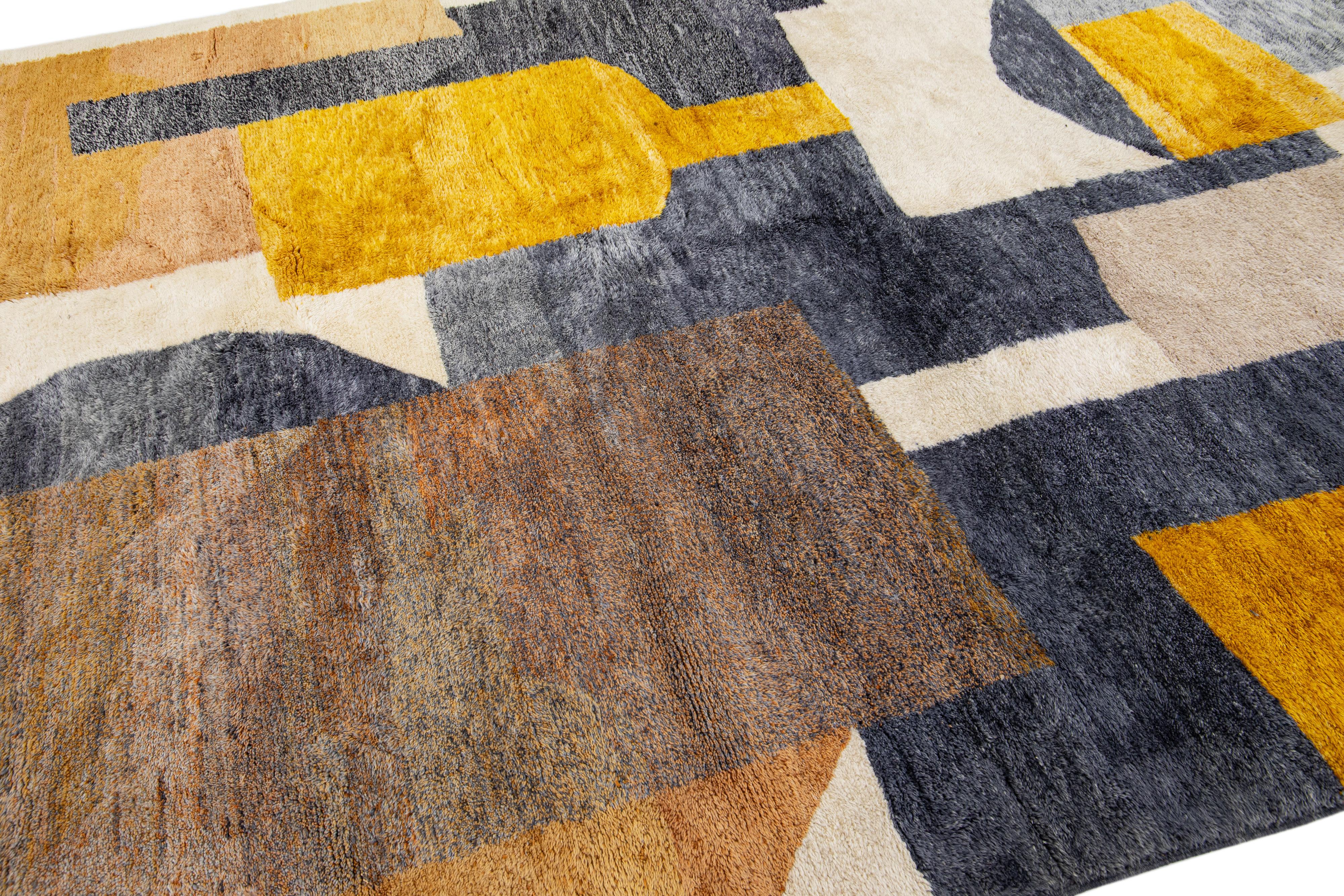 Alfombra marroquí moderna de lana beige hecha a mano con diseño abstracto Lana en venta