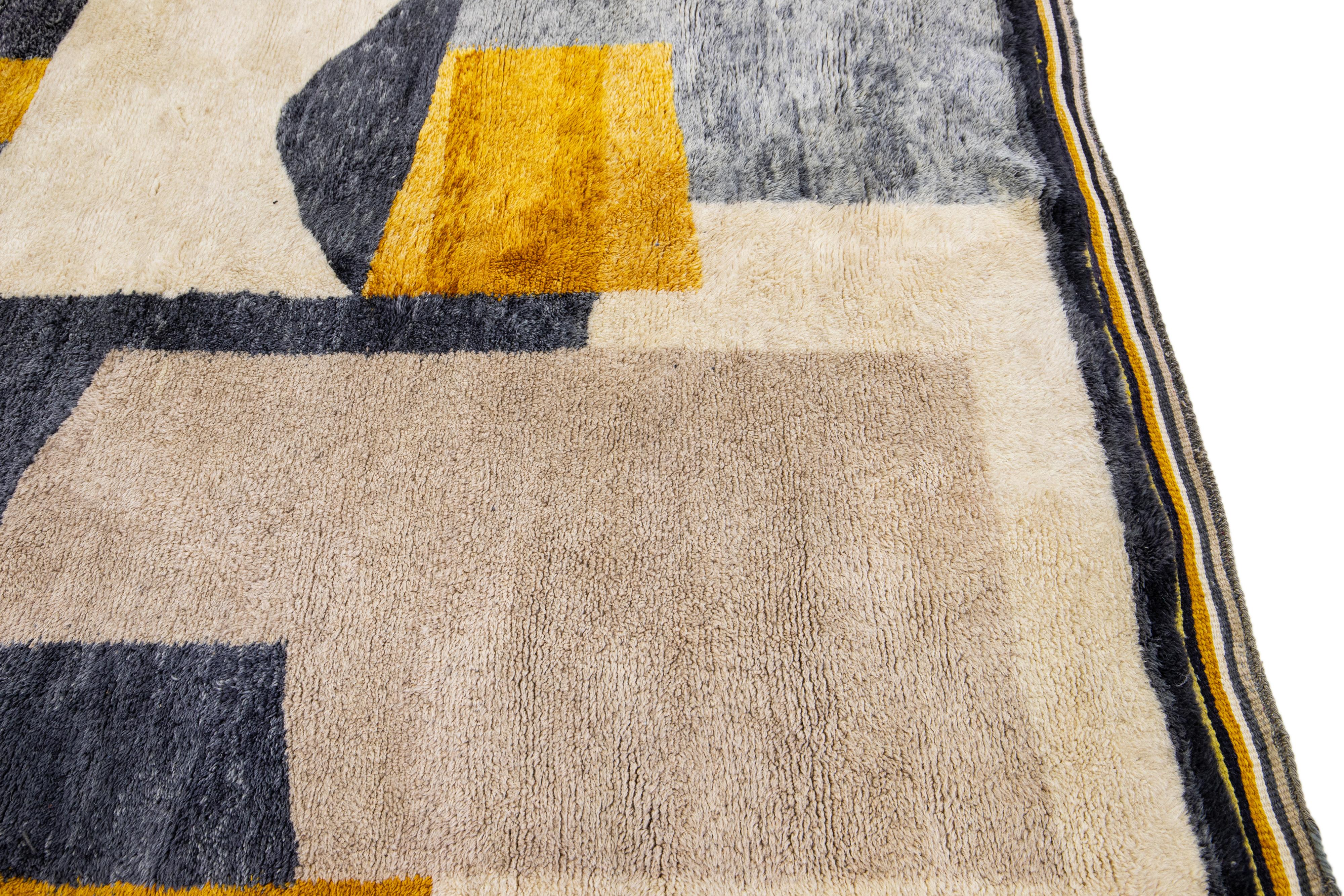 Alfombra marroquí moderna de lana beige hecha a mano con diseño abstracto en venta 1