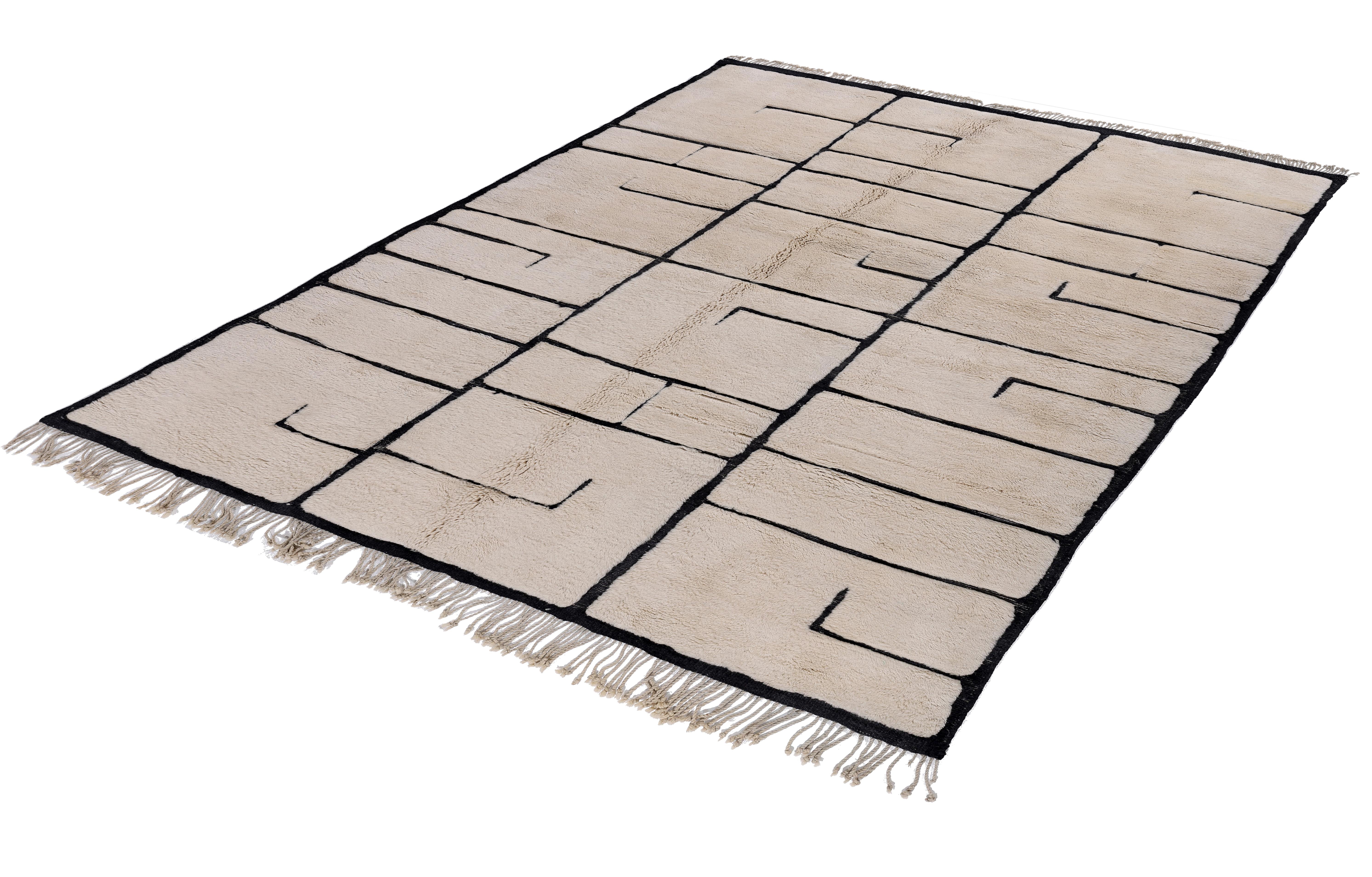Organico moderno Tappeto moderno marocchino Beni Mrirt - Disegno a blocchi geometrici nero e avorio in vendita