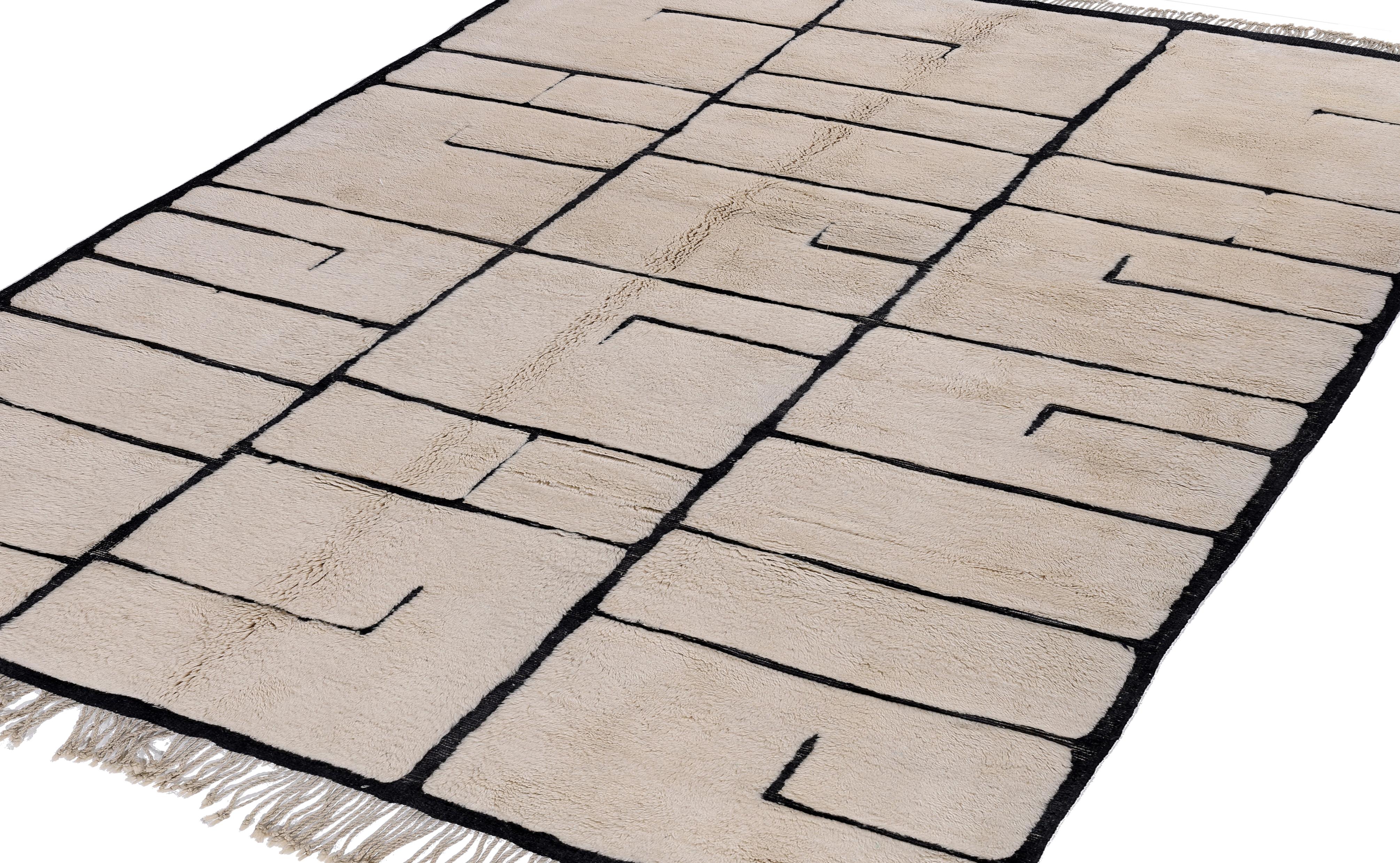 Tappeto moderno marocchino Beni Mrirt - Disegno a blocchi geometrici nero e avorio In condizioni Nuovo in vendita a New York, NY