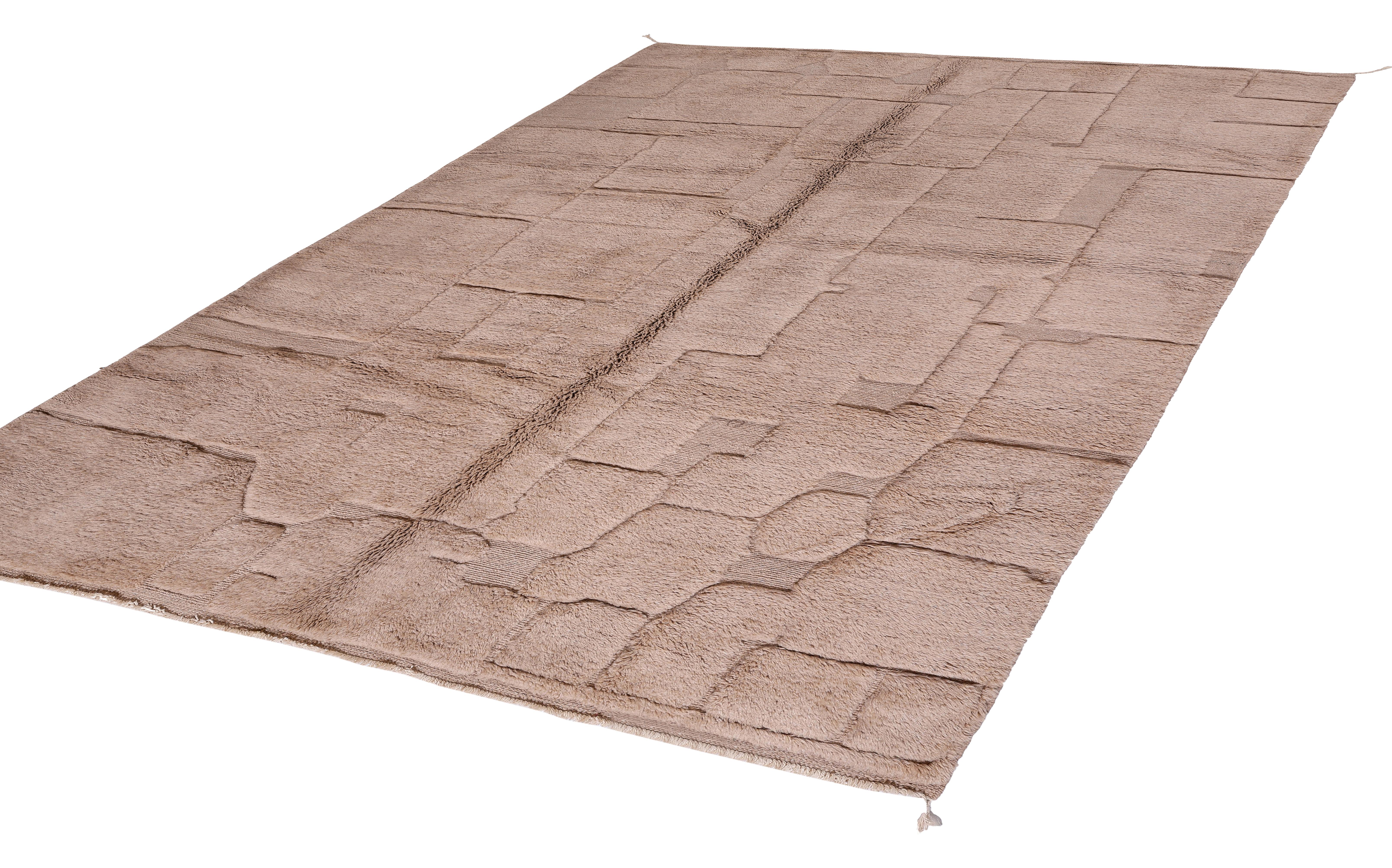 Organic Modern Modern Moroccan Beni Mrirt Rug – Hand-Knotted Beige Wool with Abstract Textured For Sale
