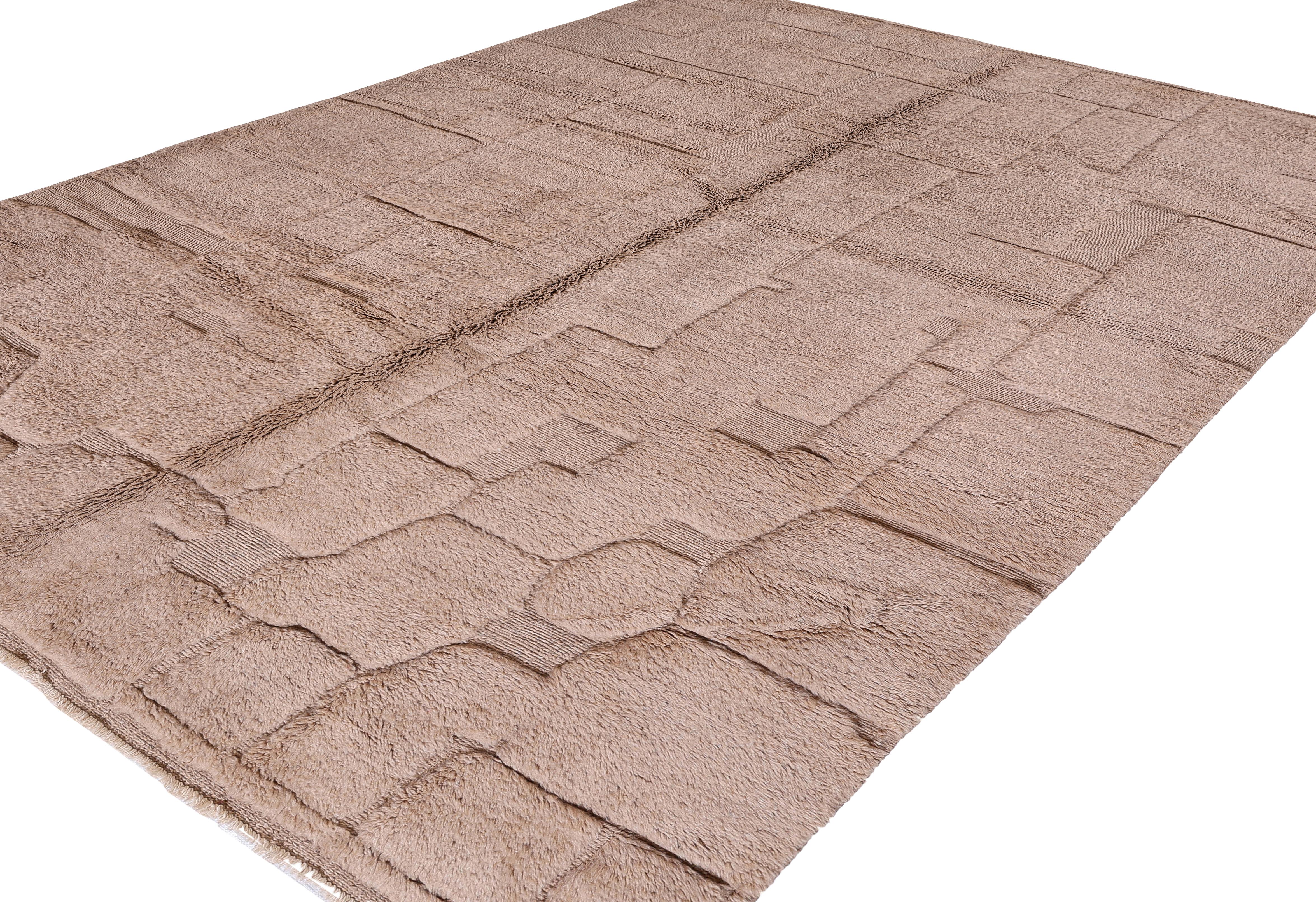 Modern Moroccan Beni Mrirt Rug – Hand-Knotted Beige Wool with Abstract Textured In New Condition For Sale In New York, NY