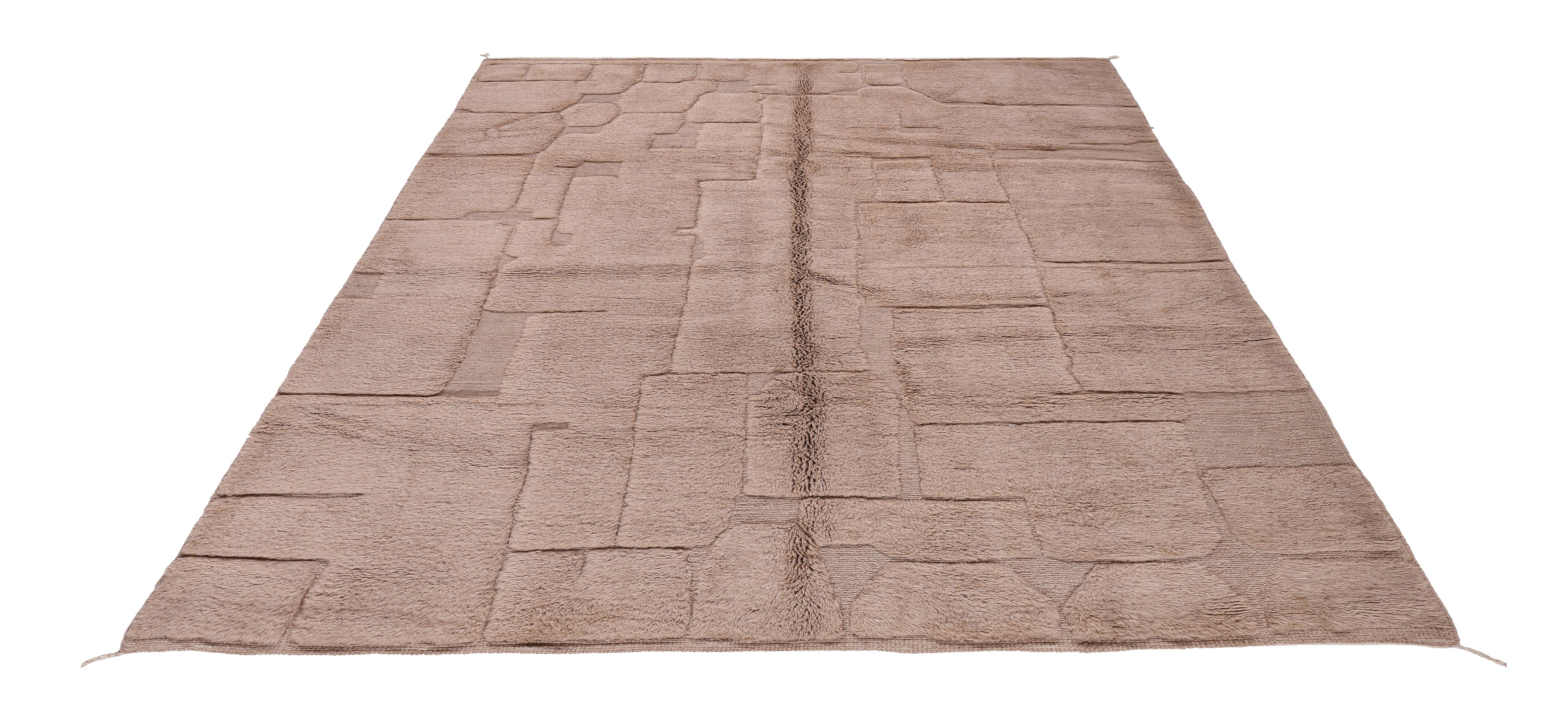 Modern Moroccan Beni Mrirt Rug – Hand-Knotted Beige Wool with Abstract Textured For Sale 1