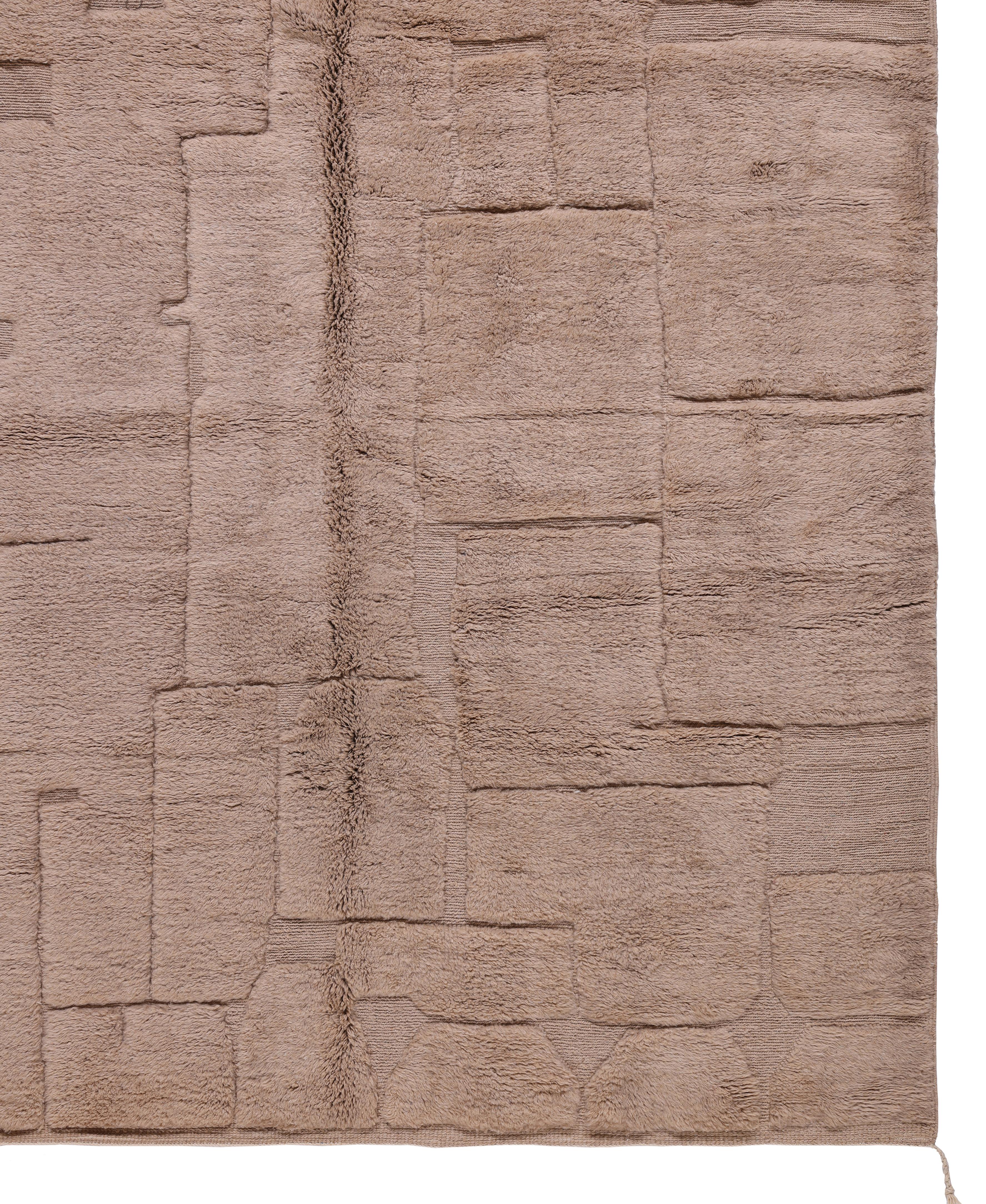 Modern Moroccan Beni Mrirt Rug – Hand-Knotted Beige Wool with Abstract Textured For Sale 3