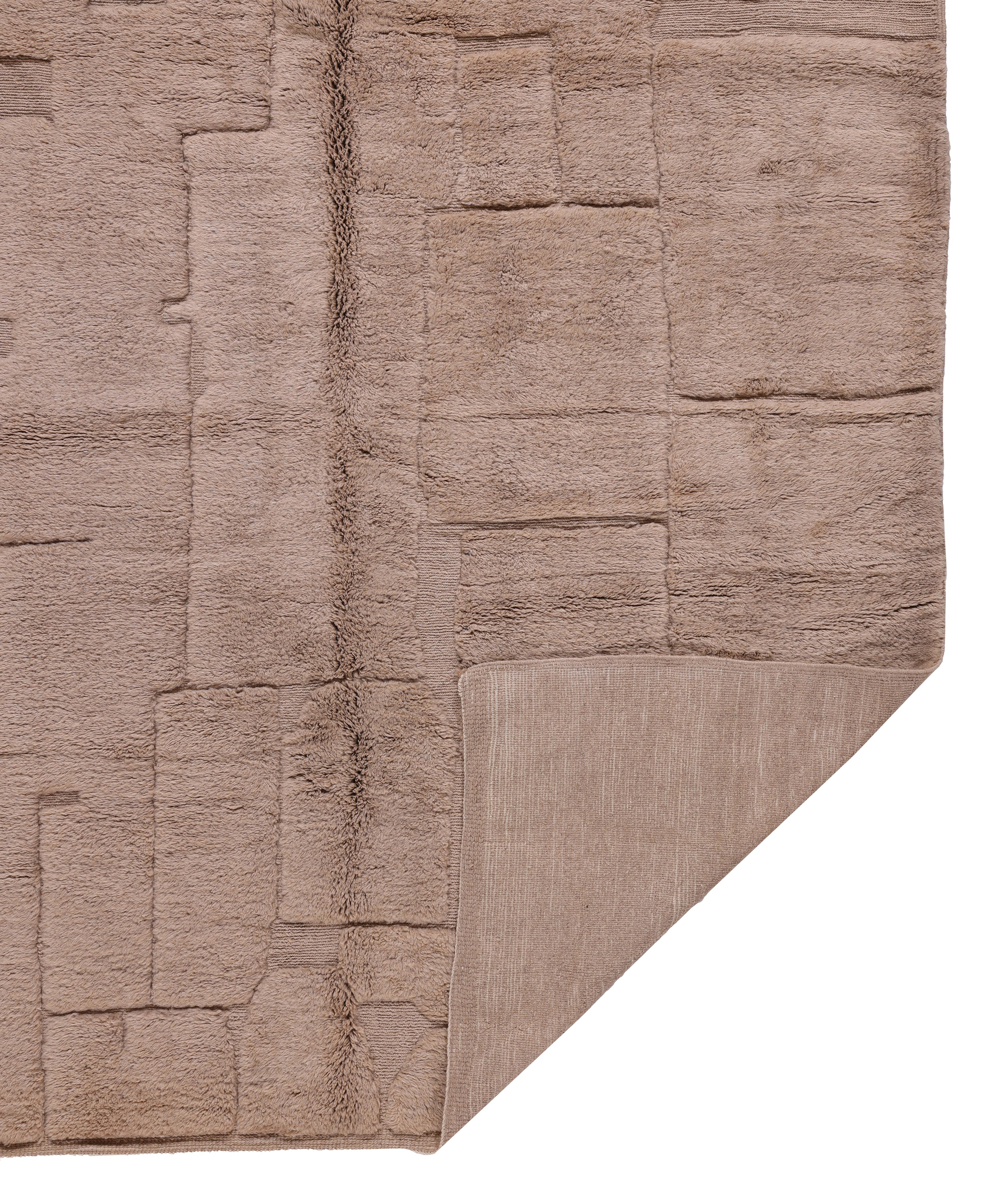 Modern Moroccan Beni Mrirt Rug – Hand-Knotted Beige Wool with Abstract Textured For Sale 4