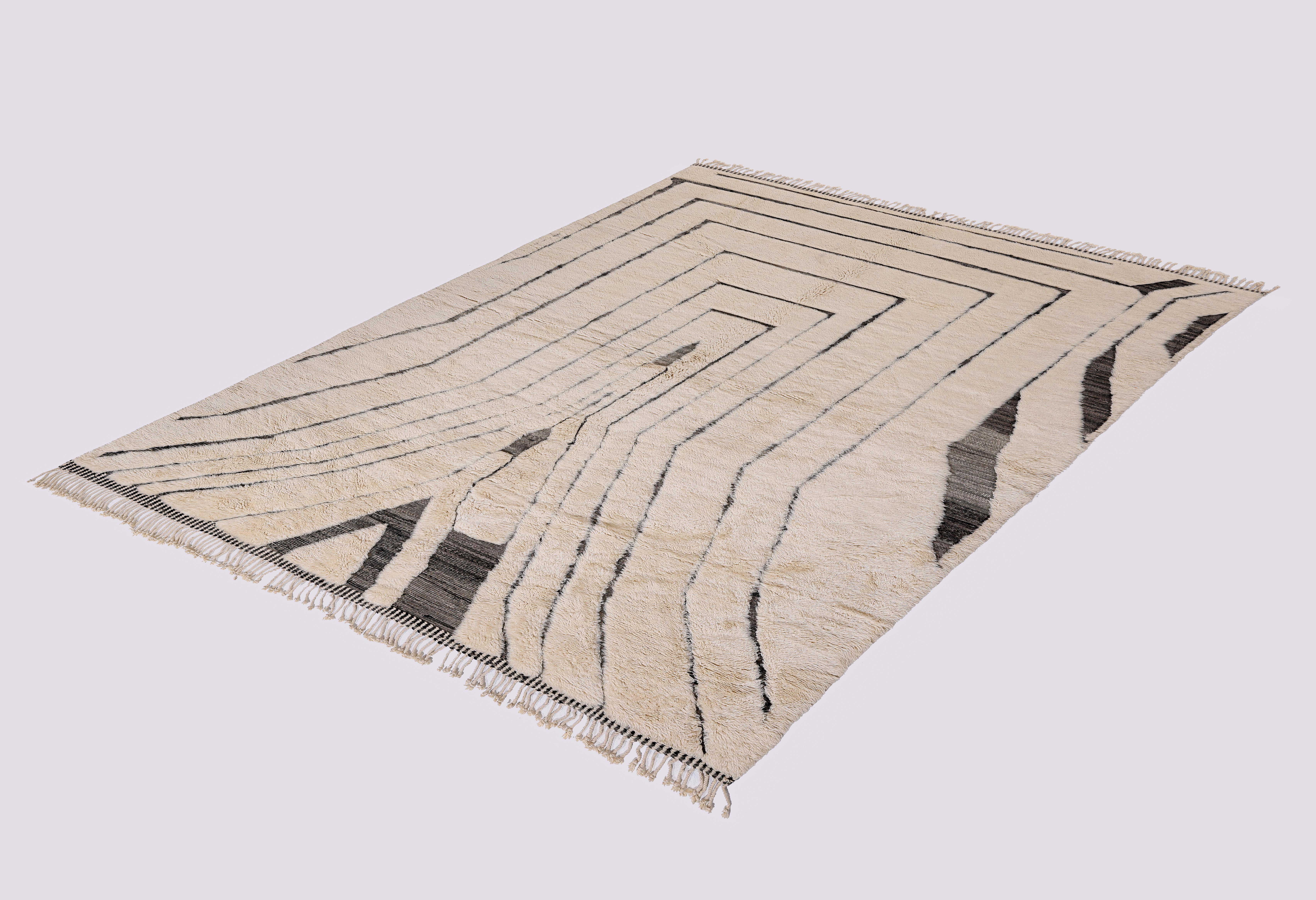 Añade una atrevida geometría y lujo artesanal a tu espacio con esta alfombra marroquí Beni Mrirt, que presenta un espectacular dibujo lineal de estilo ilusión óptica. Anudada a mano en las montañas del Atlas por hábiles artesanos bereberes, la