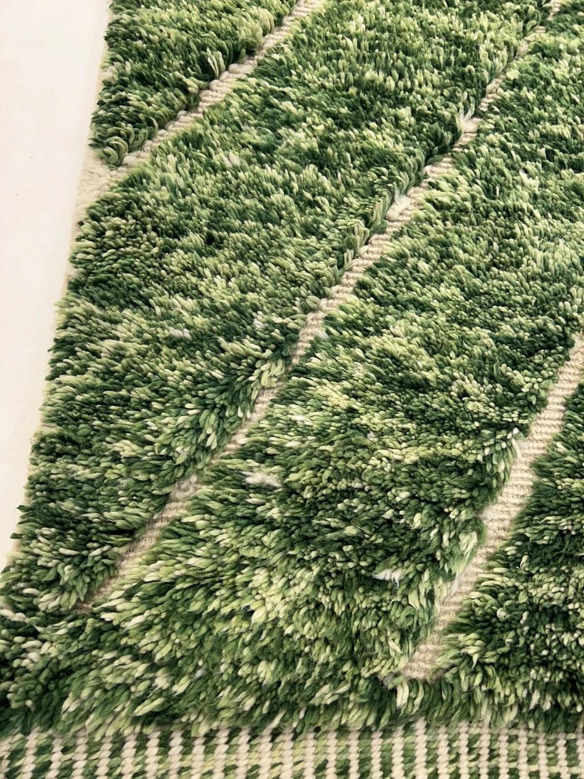 Moderner marokkanischer Beni M'Rirt Teppich mit eingraviertem Design aus grüner Wolle mit Heidekraut im Angebot 4