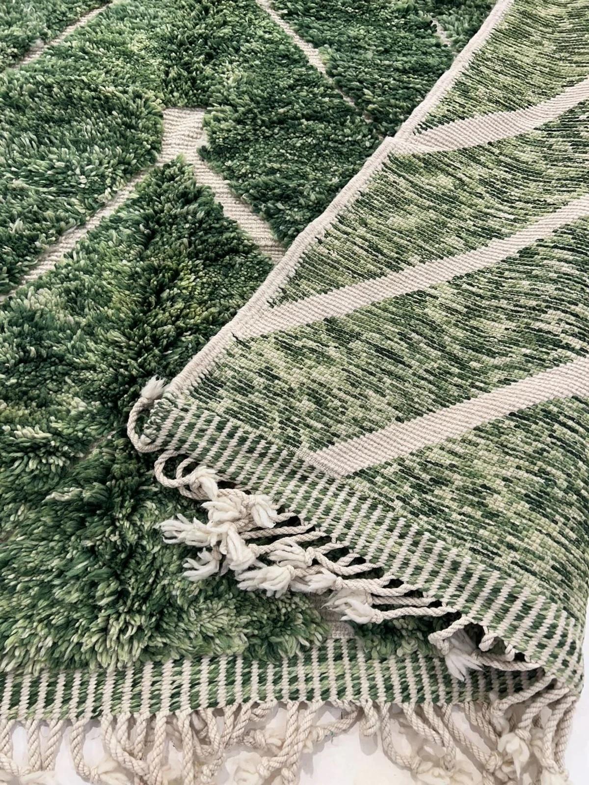 Moderner marokkanischer Beni M'Rirt Teppich mit eingraviertem Design aus grüner Wolle mit Heidekraut im Angebot 5