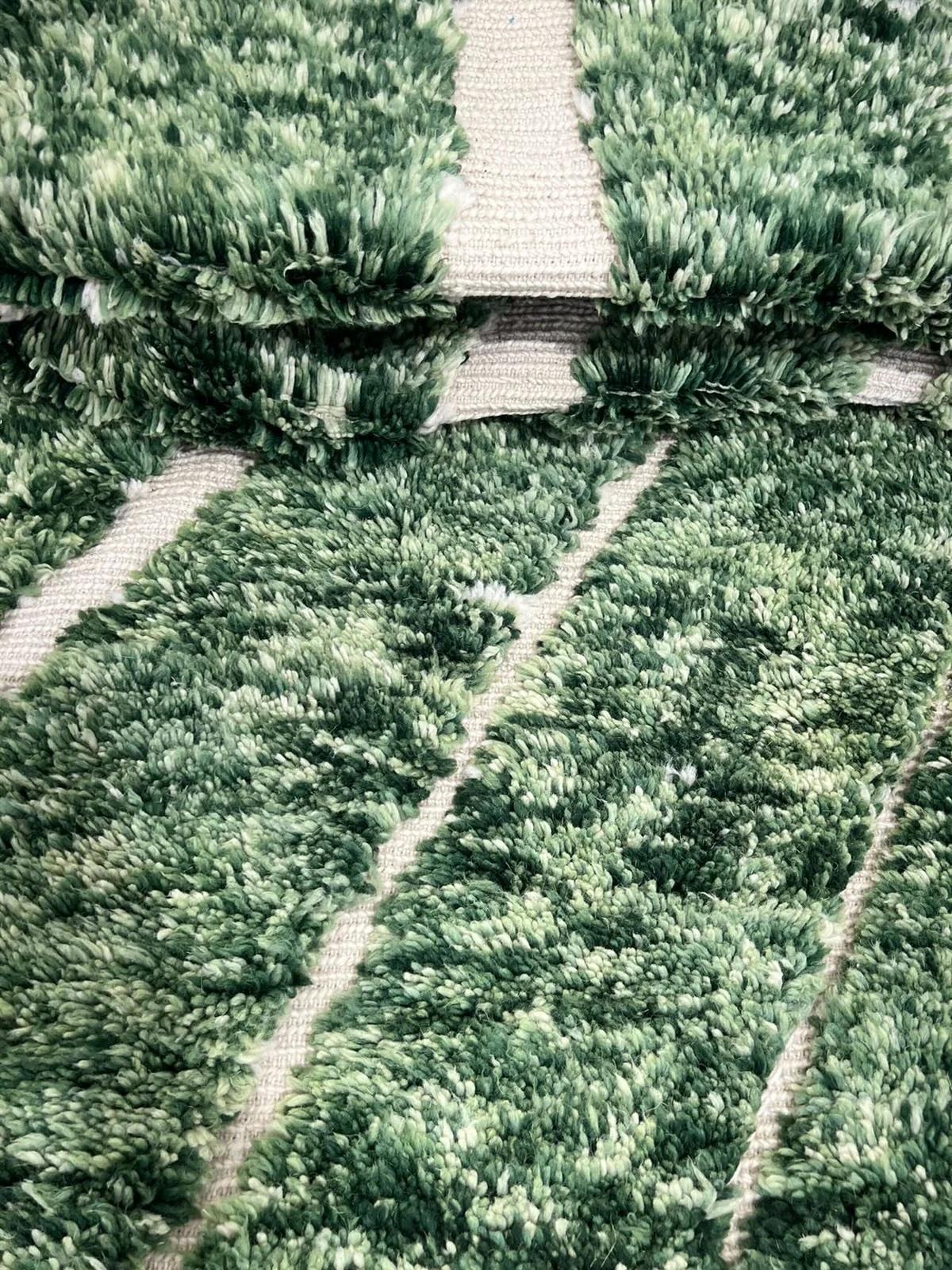Moderner marokkanischer Beni M'Rirt Teppich mit eingraviertem Design aus grüner Wolle mit Heidekraut im Zustand „Neu“ im Angebot in Los Angeles, CA