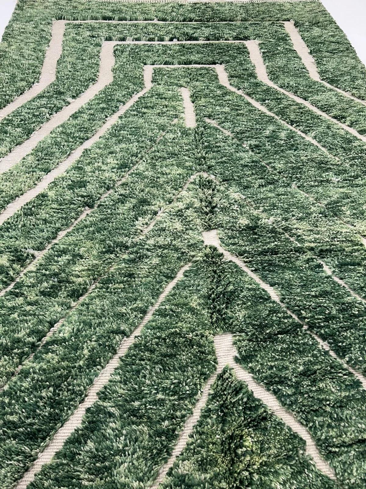 Moderner marokkanischer Beni M'Rirt Teppich mit eingraviertem Design aus grüner Wolle mit Heidekraut (21. Jahrhundert und zeitgenössisch) im Angebot