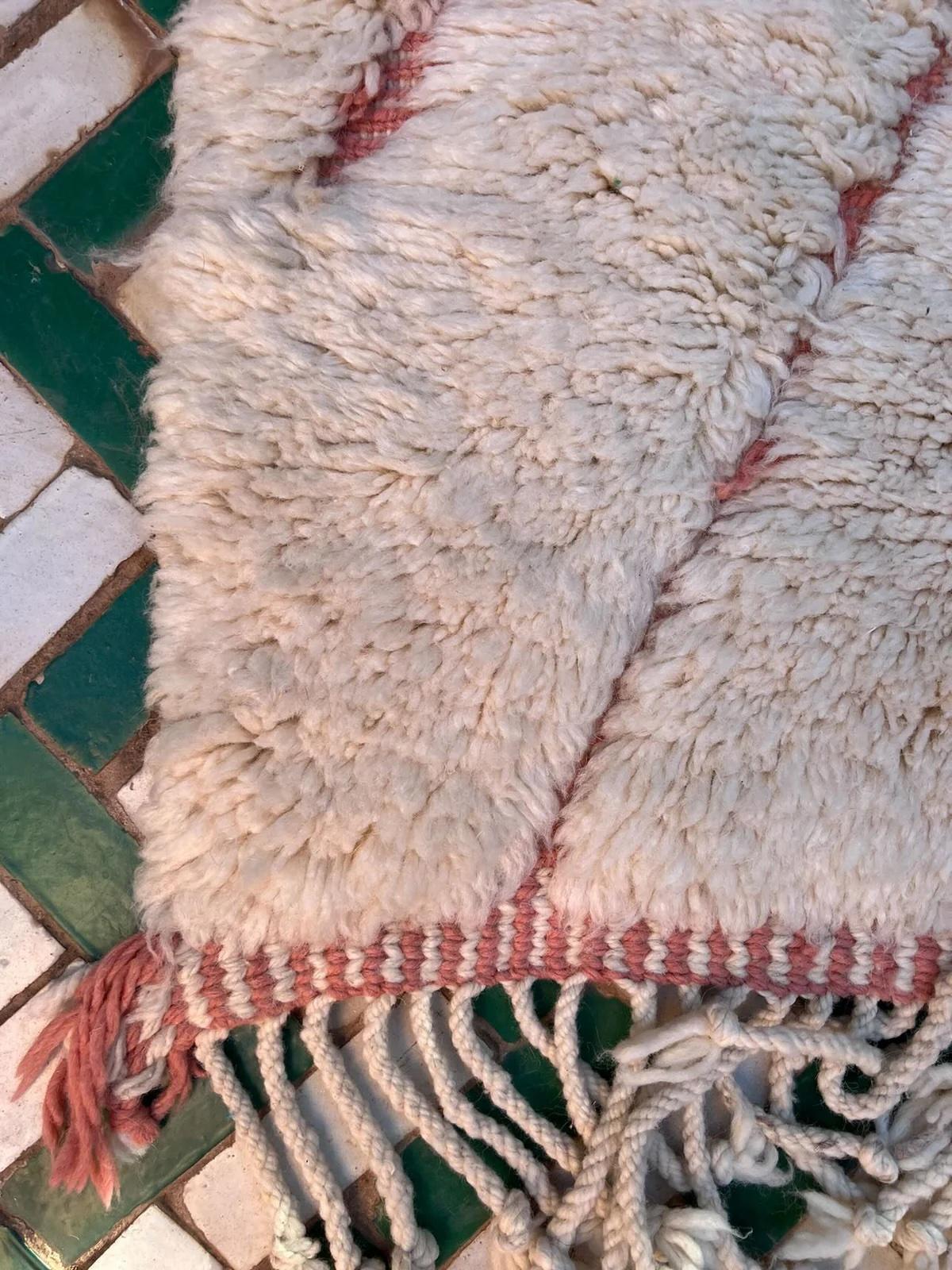 Tappeto moderno marocchino Beni M'Rirt con disegno inciso rosa in lana color crema in vendita 2