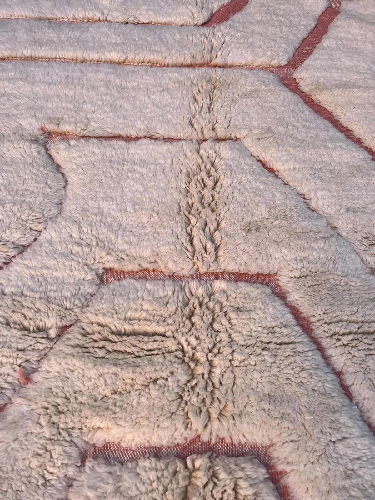 Marocchino Tappeto moderno marocchino Beni M'Rirt con disegno inciso rosa in lana color crema in vendita