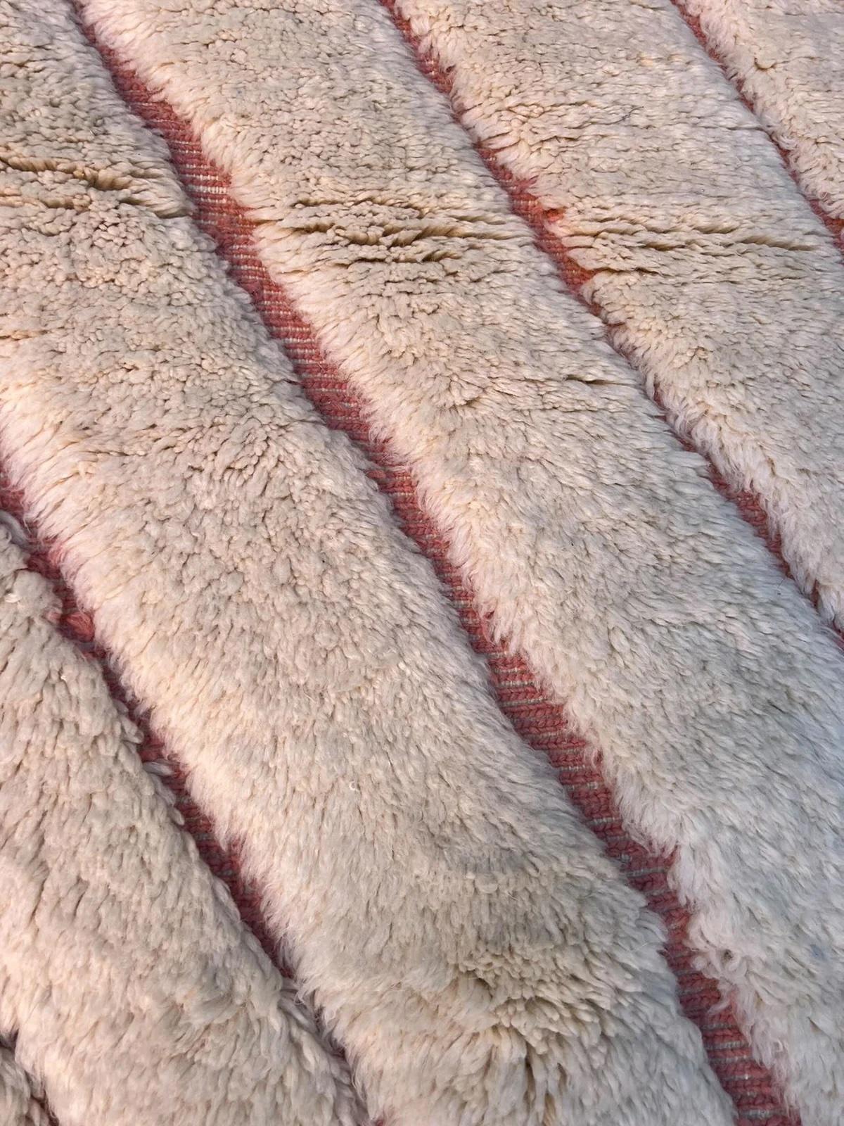 Tessuto Tappeto moderno marocchino Beni M'Rirt con disegno inciso rosa in lana color crema in vendita