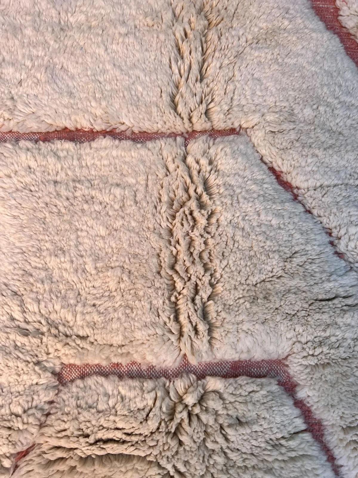XXI secolo e contemporaneo Tappeto moderno marocchino Beni M'Rirt con disegno inciso rosa in lana color crema in vendita
