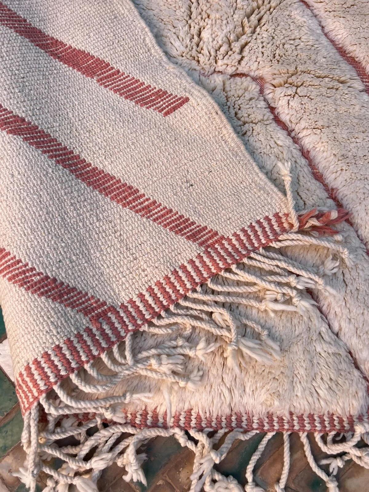 Tappeto moderno marocchino Beni M'Rirt con disegno inciso rosa in lana color crema in vendita 1