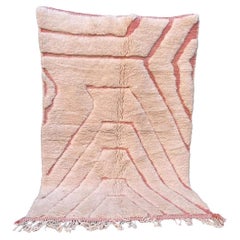 Tappeto moderno marocchino Beni M'Rirt con disegno inciso rosa in lana color crema