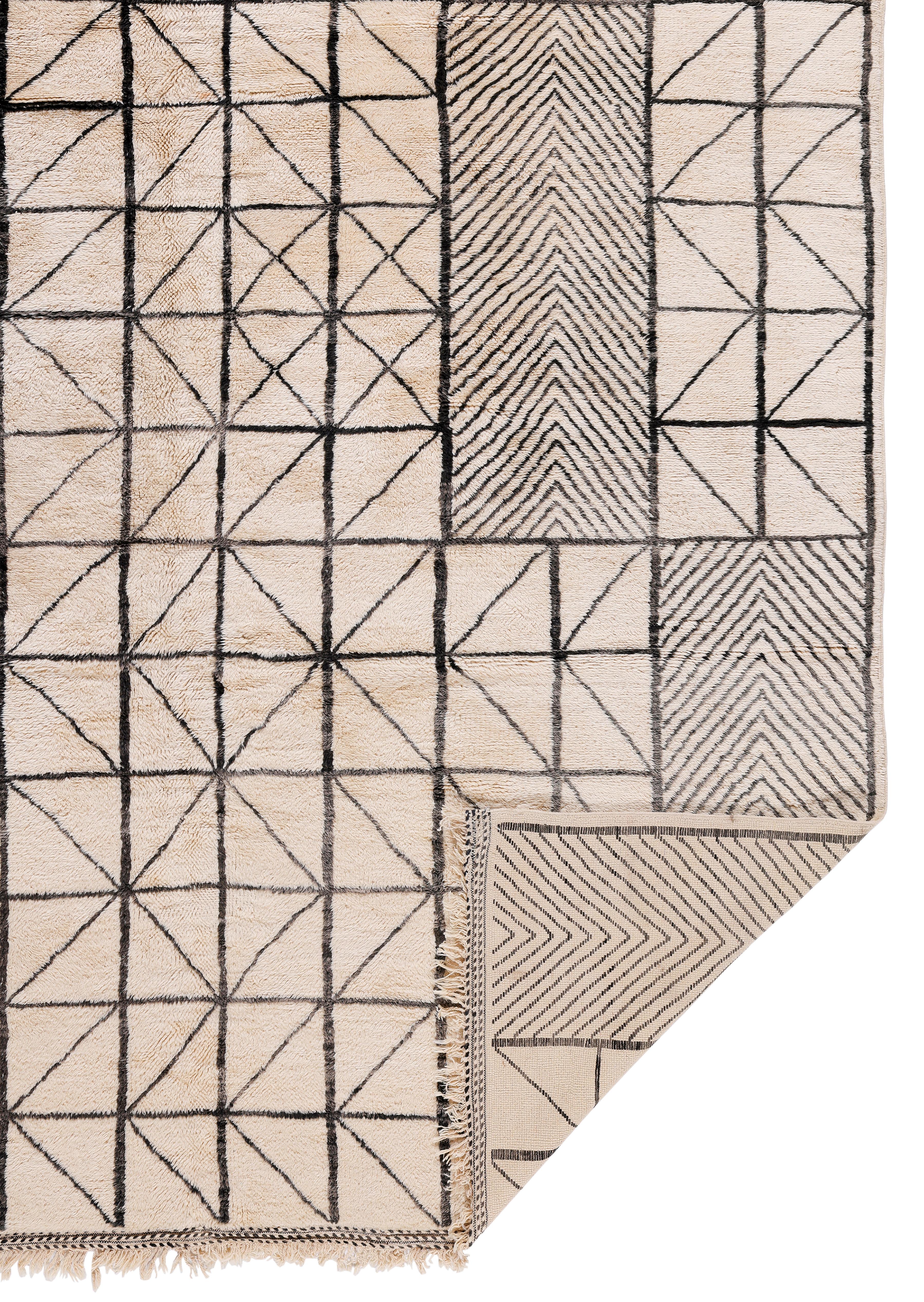 Alfombra moderna marroquí Beni Ourain con diseño geométrico negro y marfil en venta 2