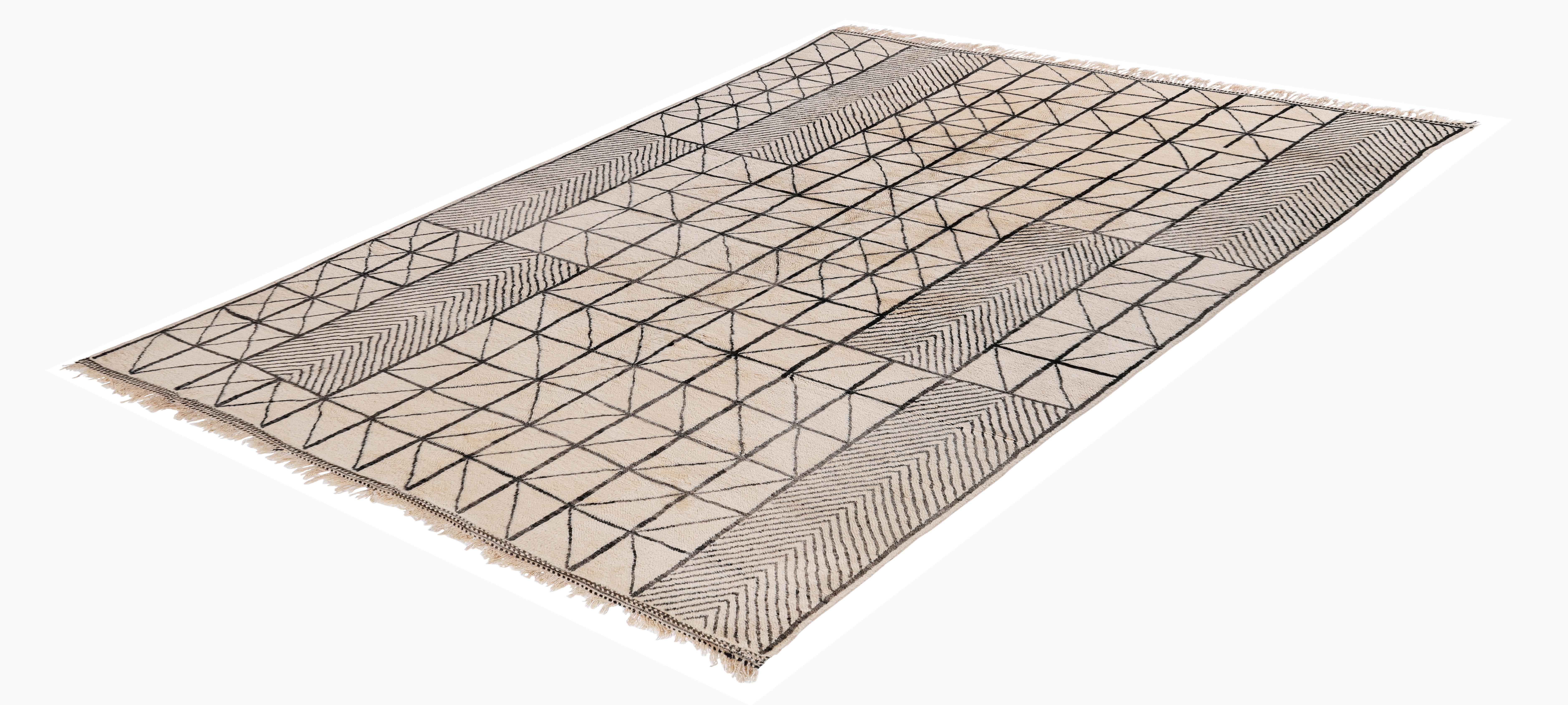 Alfombra moderna marroquí Beni Ourain con diseño geométrico negro y marfil Marroquí en venta