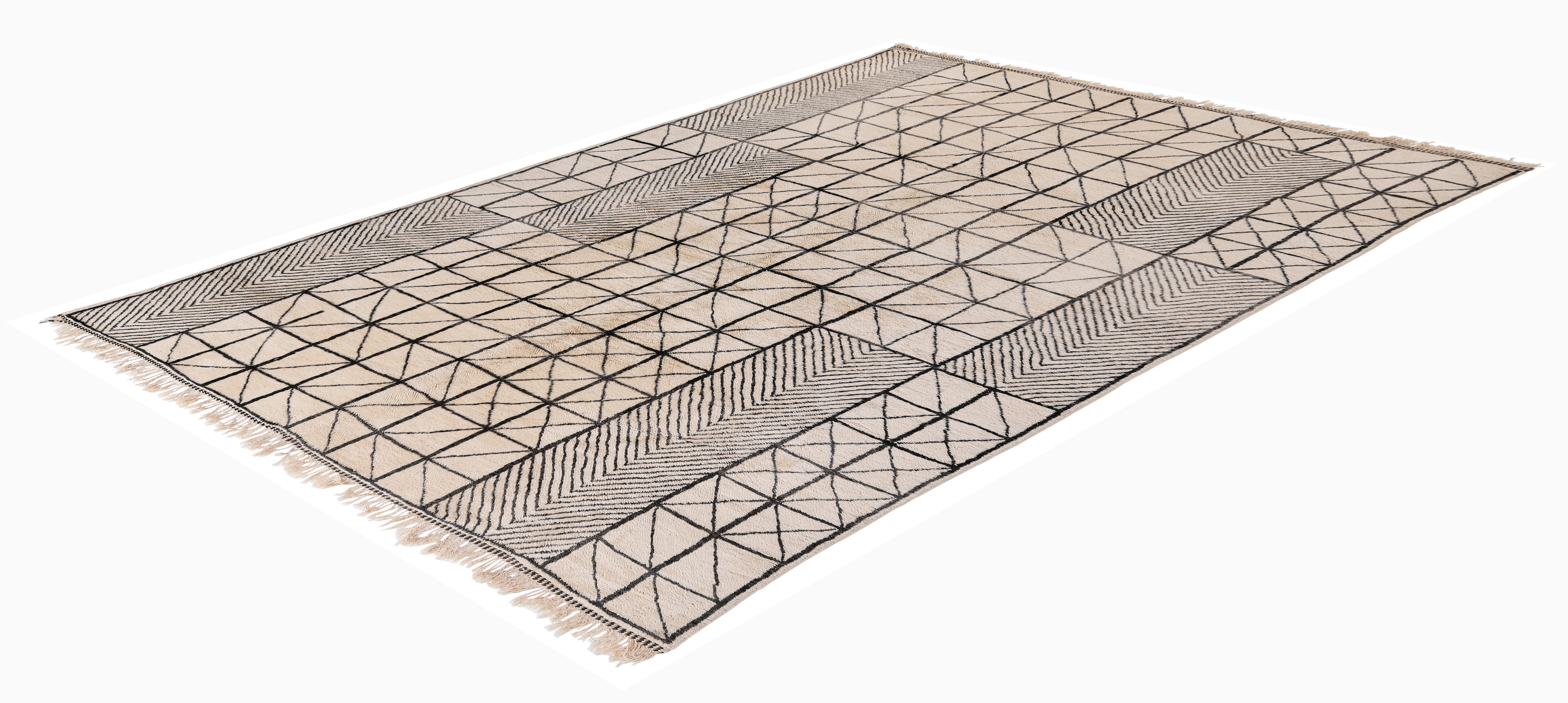 Alfombra moderna marroquí Beni Ourain con diseño geométrico negro y marfil Anudado a mano en venta
