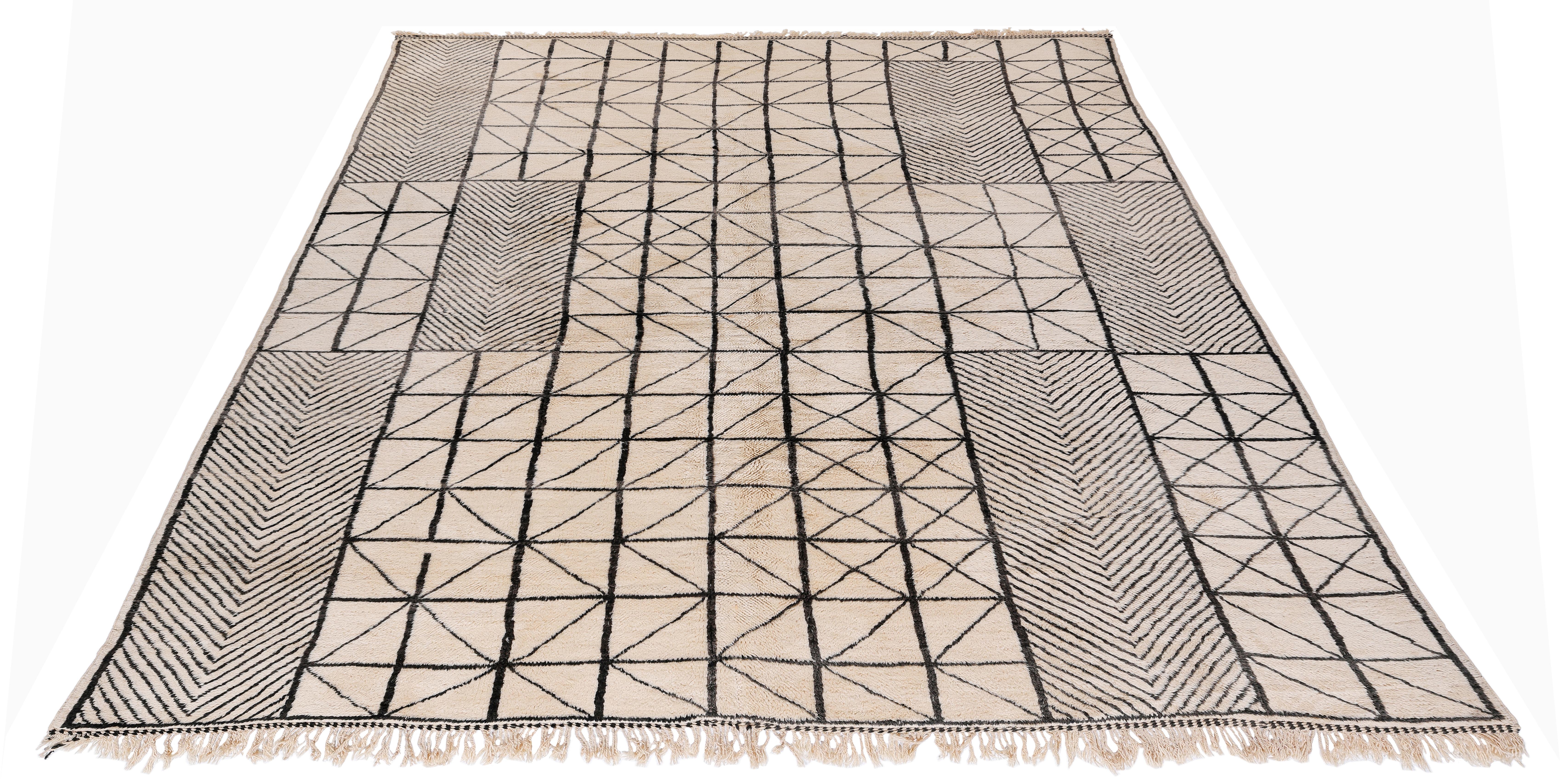 Alfombra moderna marroquí Beni Ourain con diseño geométrico negro y marfil en Nuevo estado para la venta en New York, NY