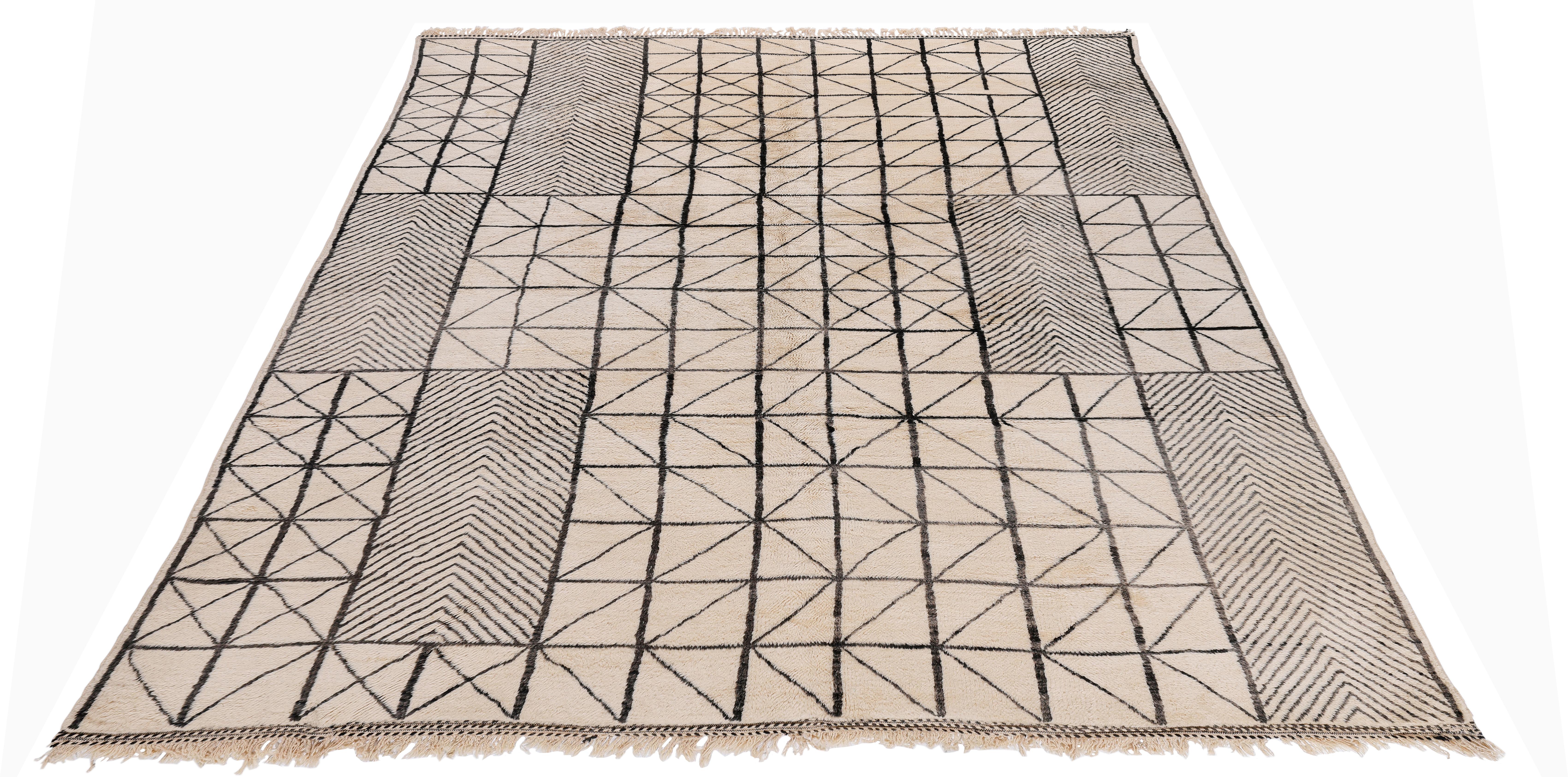 Alfombra moderna marroquí Beni Ourain con diseño geométrico negro y marfil Siglo XXI y contemporáneo en venta