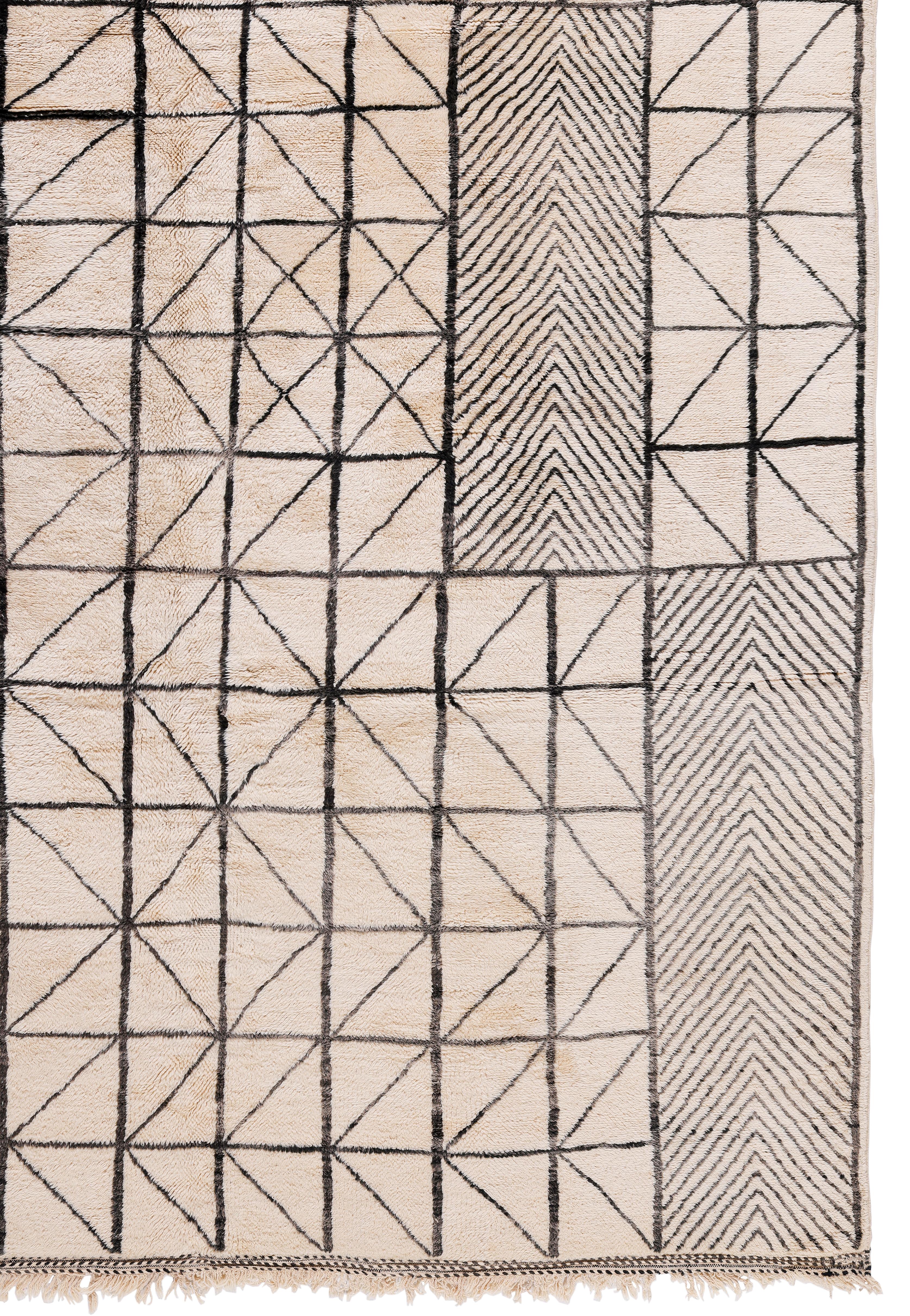 Alfombra moderna marroquí Beni Ourain con diseño geométrico negro y marfil en venta 1