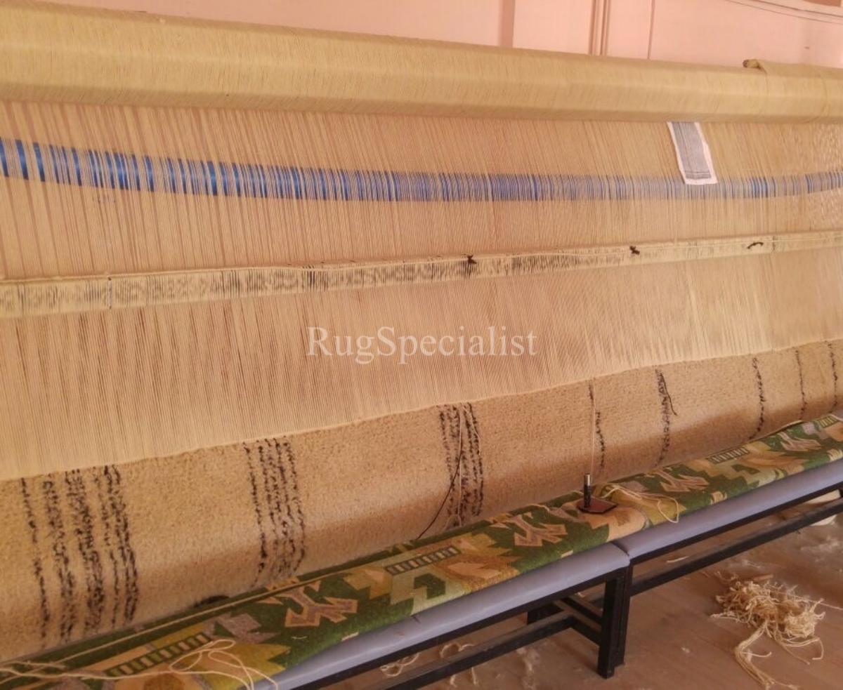 Tappeto berbero marocchino moderno in lana naturale non tinta, opzioni personalizzate disponibili in vendita 2