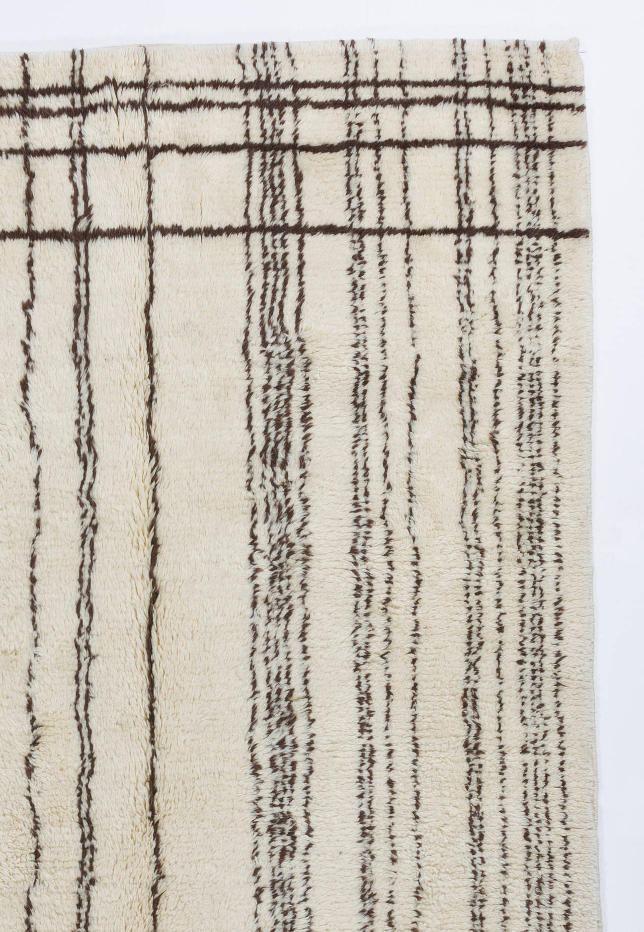 Trasforma il tuo spazio con il lusso discreto del nostro tappeto Tulu annodato a mano in stile marocchino, ispirato ai disegni ricchi di tradizione delle tribù Beni Ourain. Questo tappeto è una celebrazione dell'artigianato e della tradizione,