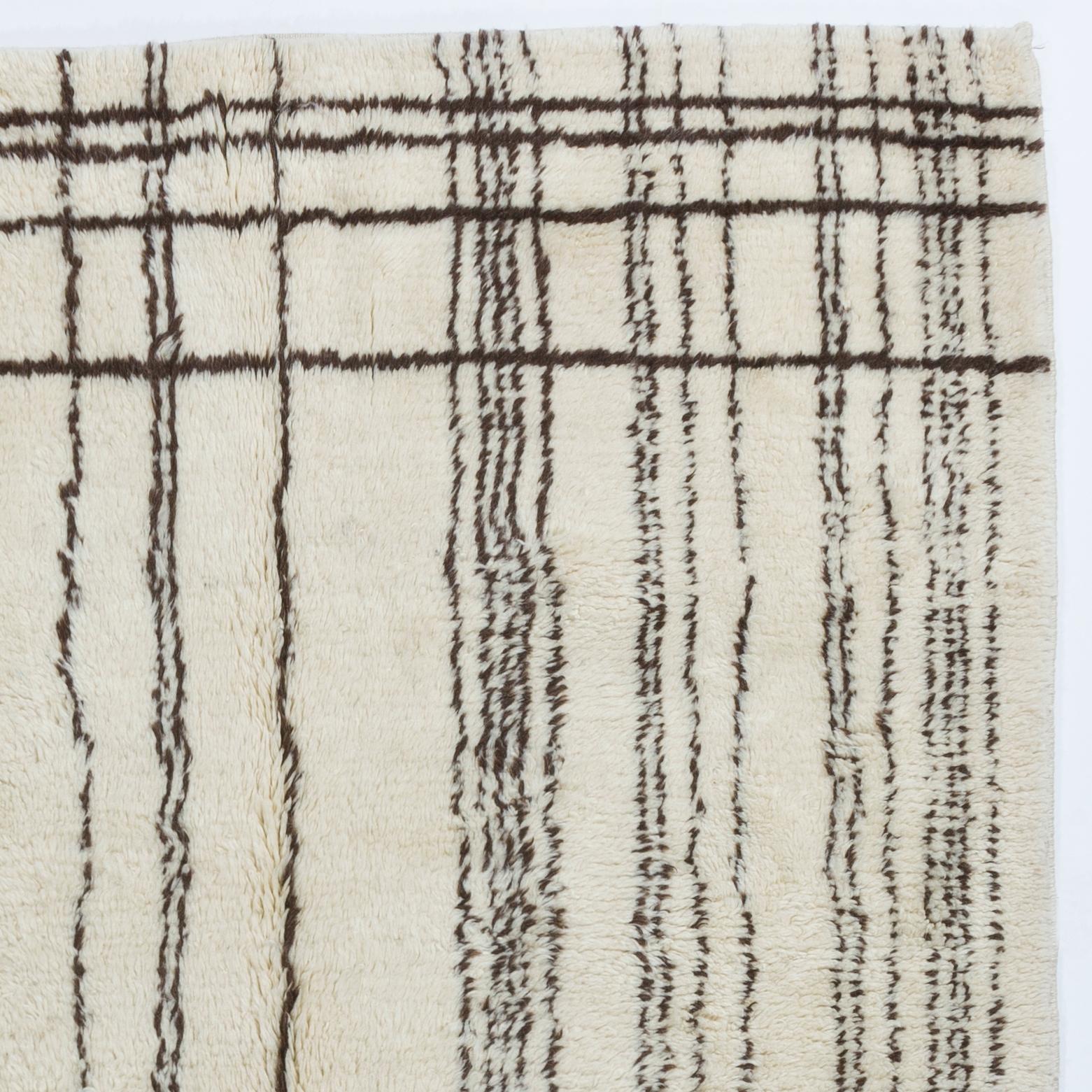 Annodato a mano Tappeto berbero marocchino moderno in lana naturale non tinta, opzioni personalizzate disponibili in vendita