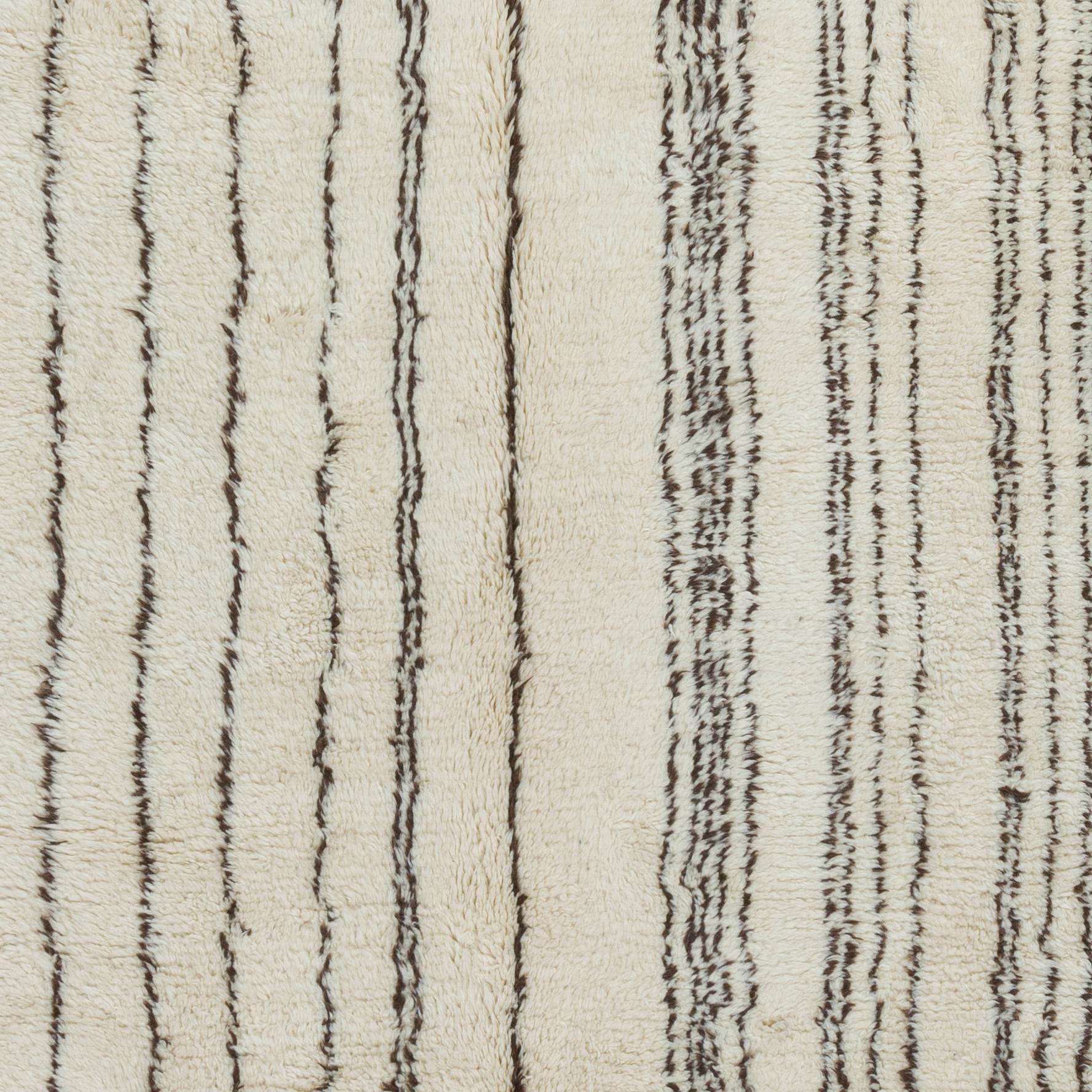 Tappeto berbero marocchino moderno in lana naturale non tinta, opzioni personalizzate disponibili in vendita 1