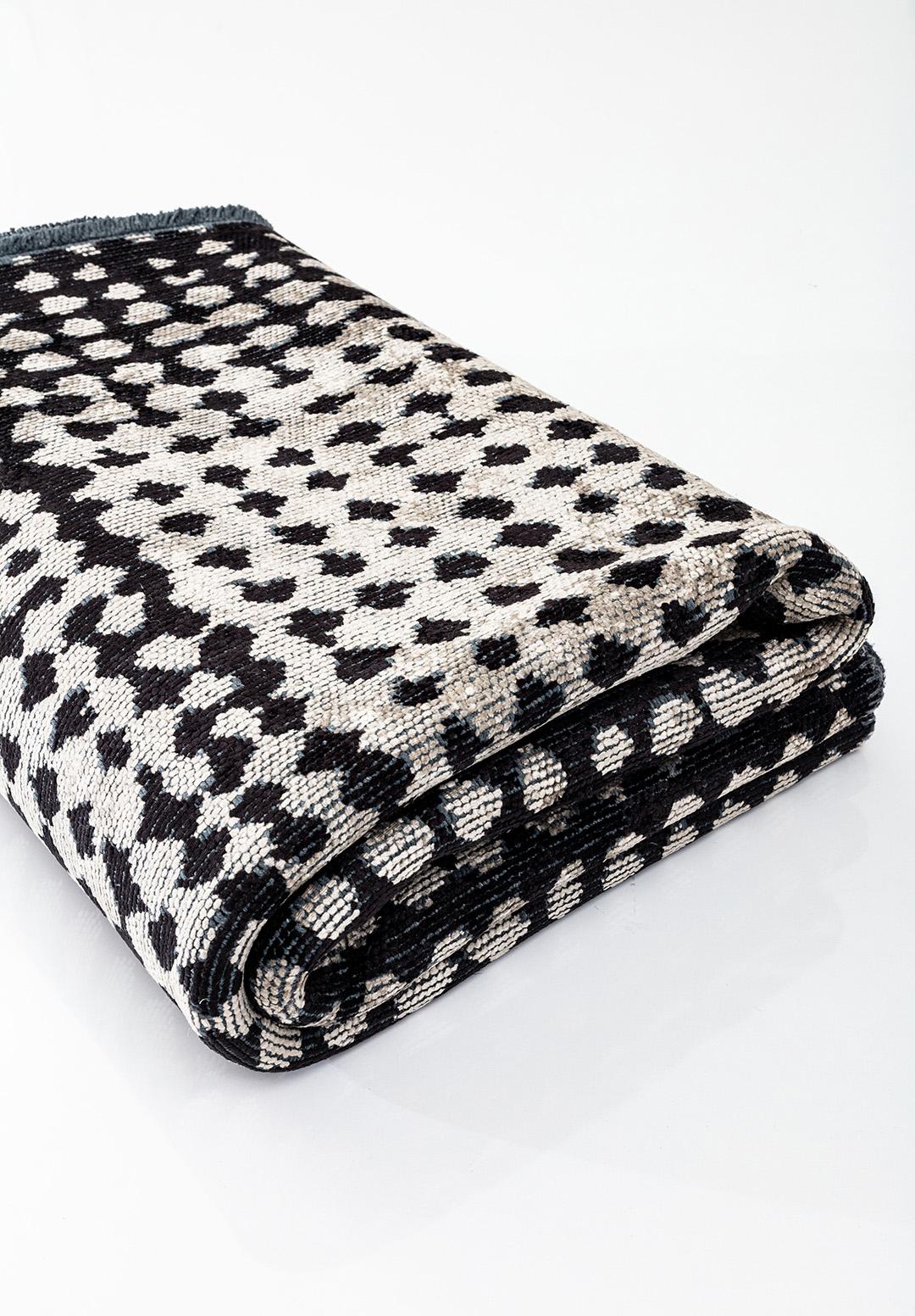Turc Tapis moderne marocain de style berbère noir et argenté abstrait, en stock en vente