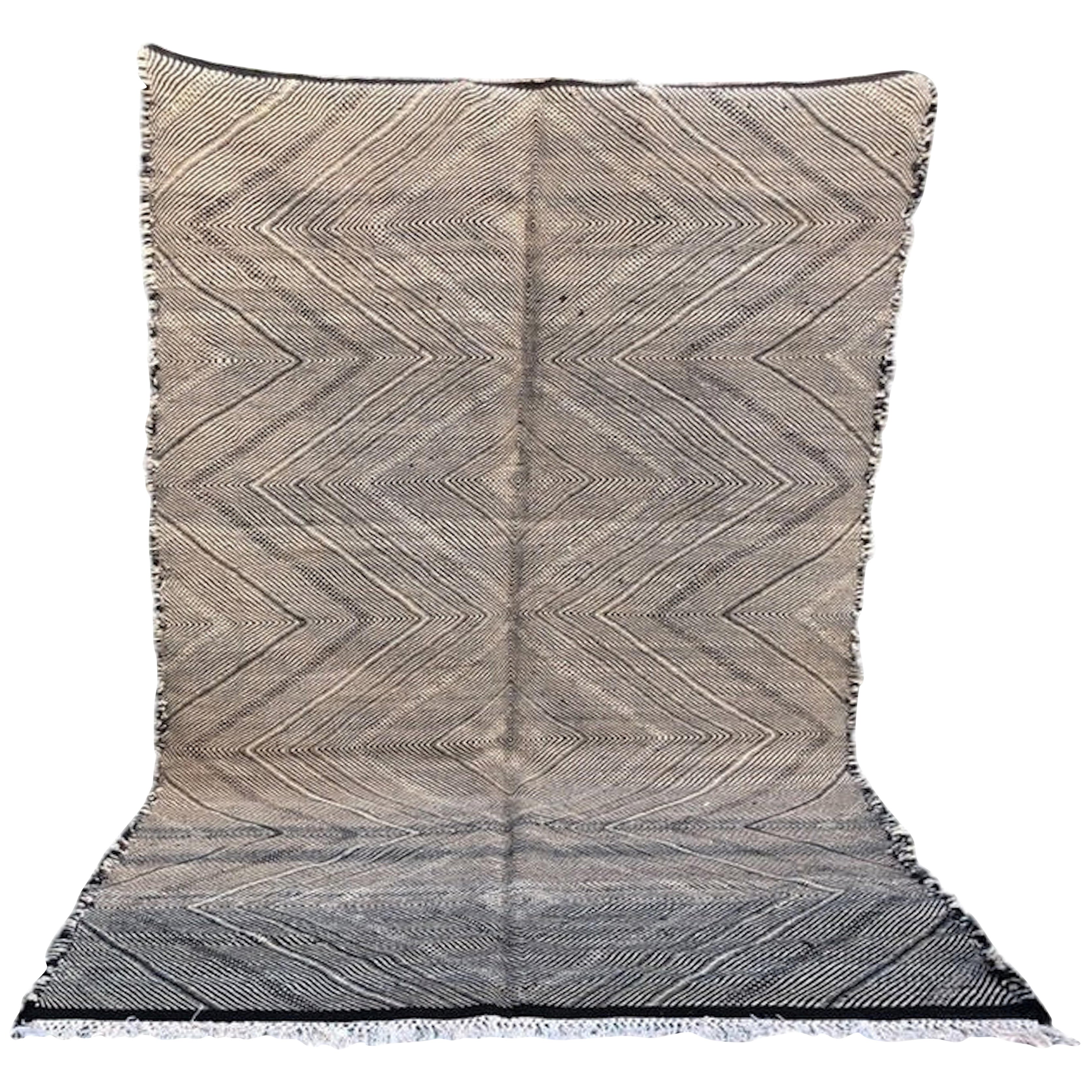 Tapis moderne marocain Zanafi à tissage plat noir et blanc Rug & Kilim en vente