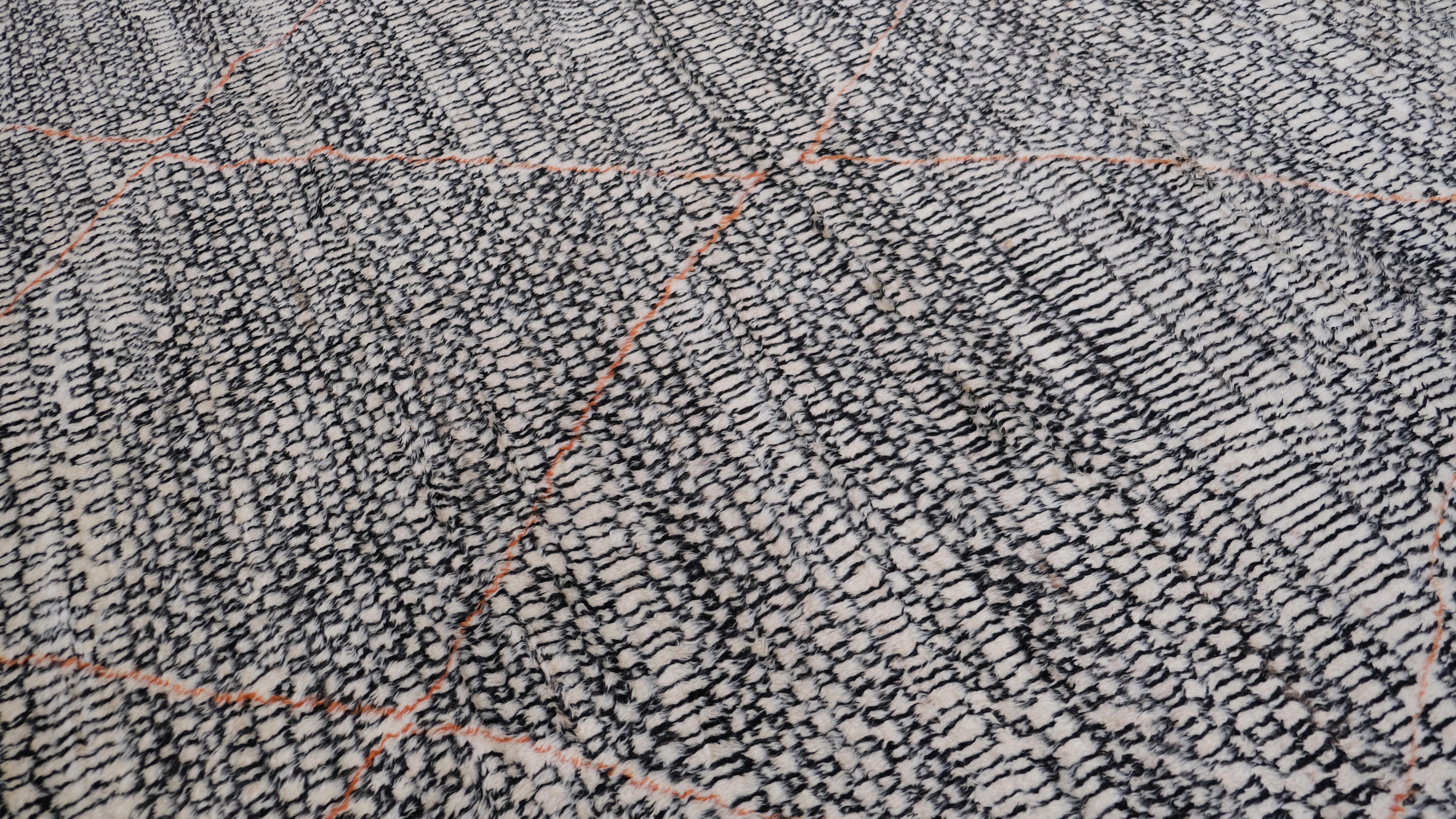 Modern marokkanisch  Schwarzer, elfenbeinfarbener und Koralle Diamant gemusterter Wollteppich 9'4''x12'2'' (Moderne) im Angebot