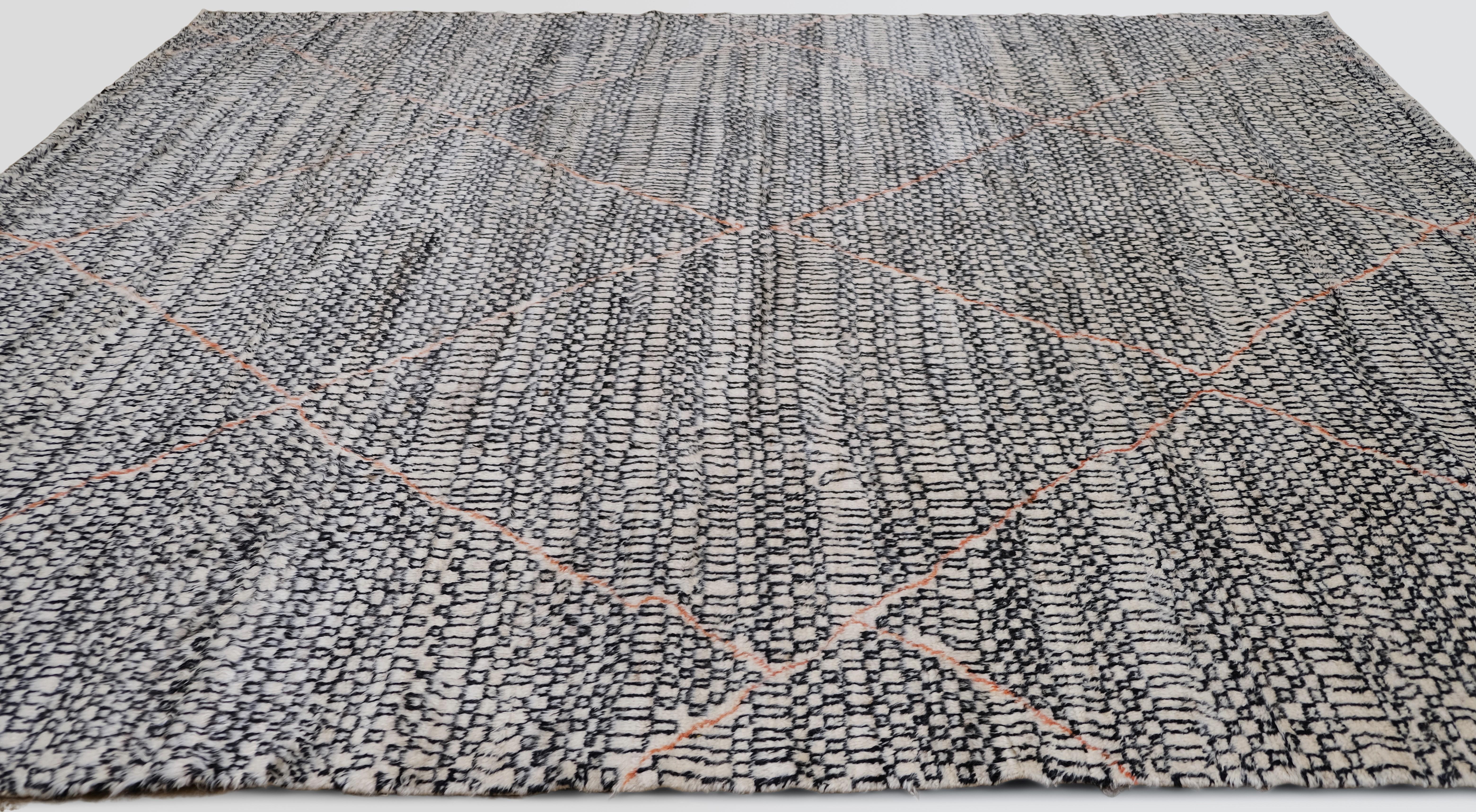 Modern marokkanisch  Schwarzer, elfenbeinfarbener und Koralle Diamant gemusterter Wollteppich 9'4''x12'2'' (Afghanisch) im Angebot