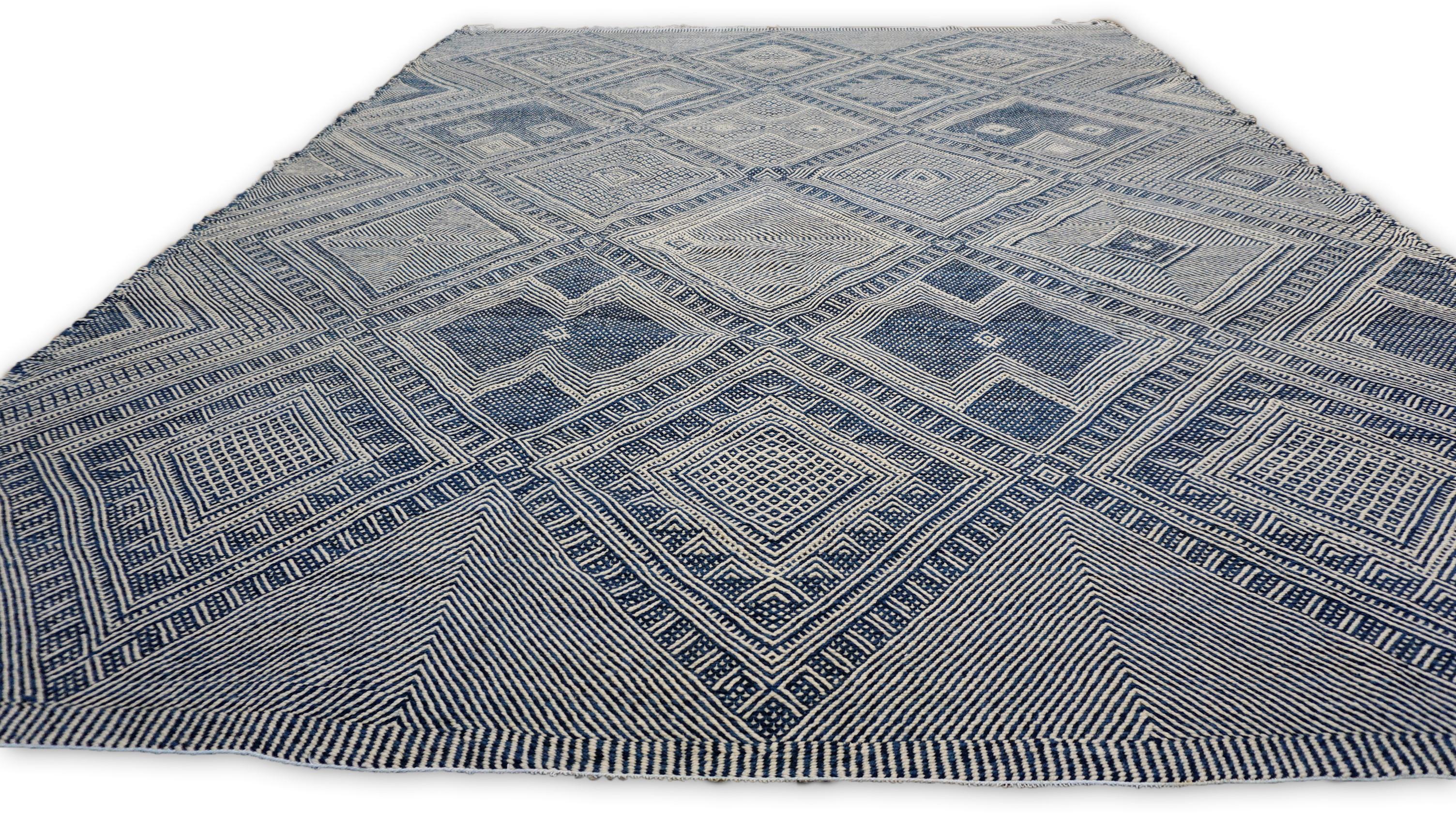 Moderner marokkanischer Wollteppich mit blauem und elfenbeinfarbenem Diamantmotiv 10'5''x13'10'' (Marokkanisch) im Angebot