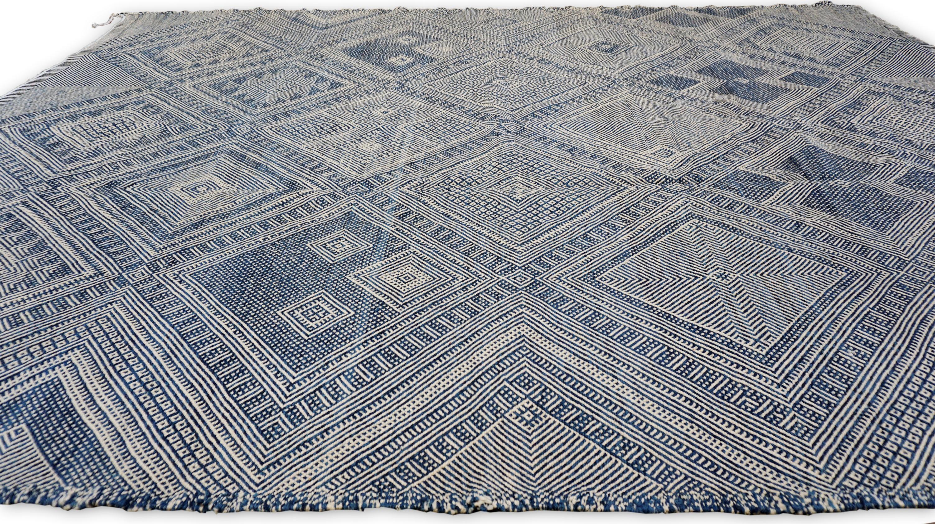 Moderner marokkanischer Wollteppich mit blauem und elfenbeinfarbenem Diamantmotiv 10'5''x13'10'' im Zustand „Neu“ im Angebot in Torrance, CA