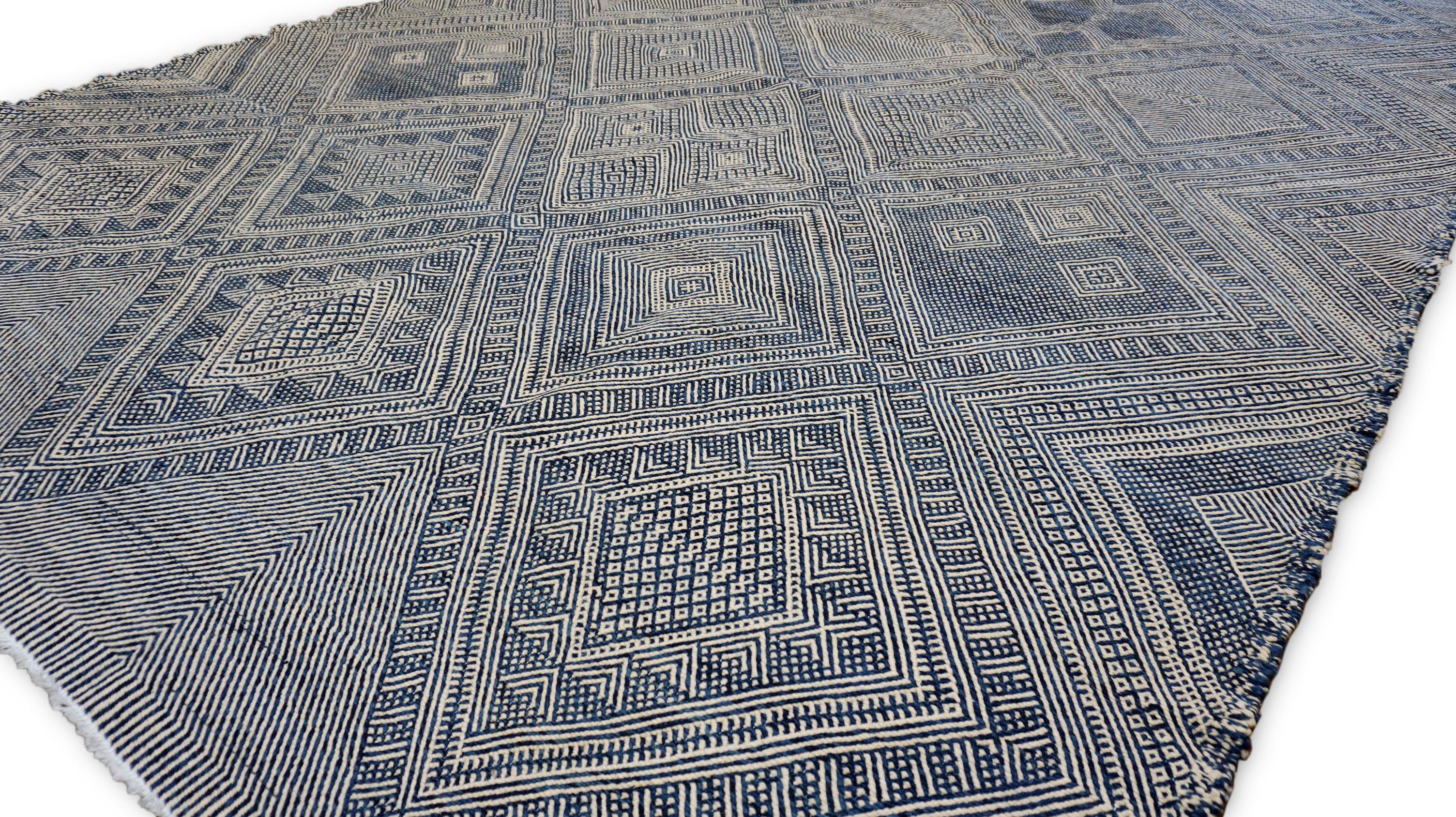 Moderner marokkanischer Wollteppich mit blauem und elfenbeinfarbenem Diamantmotiv 10'5''x13'10'' (21. Jahrhundert und zeitgenössisch) im Angebot