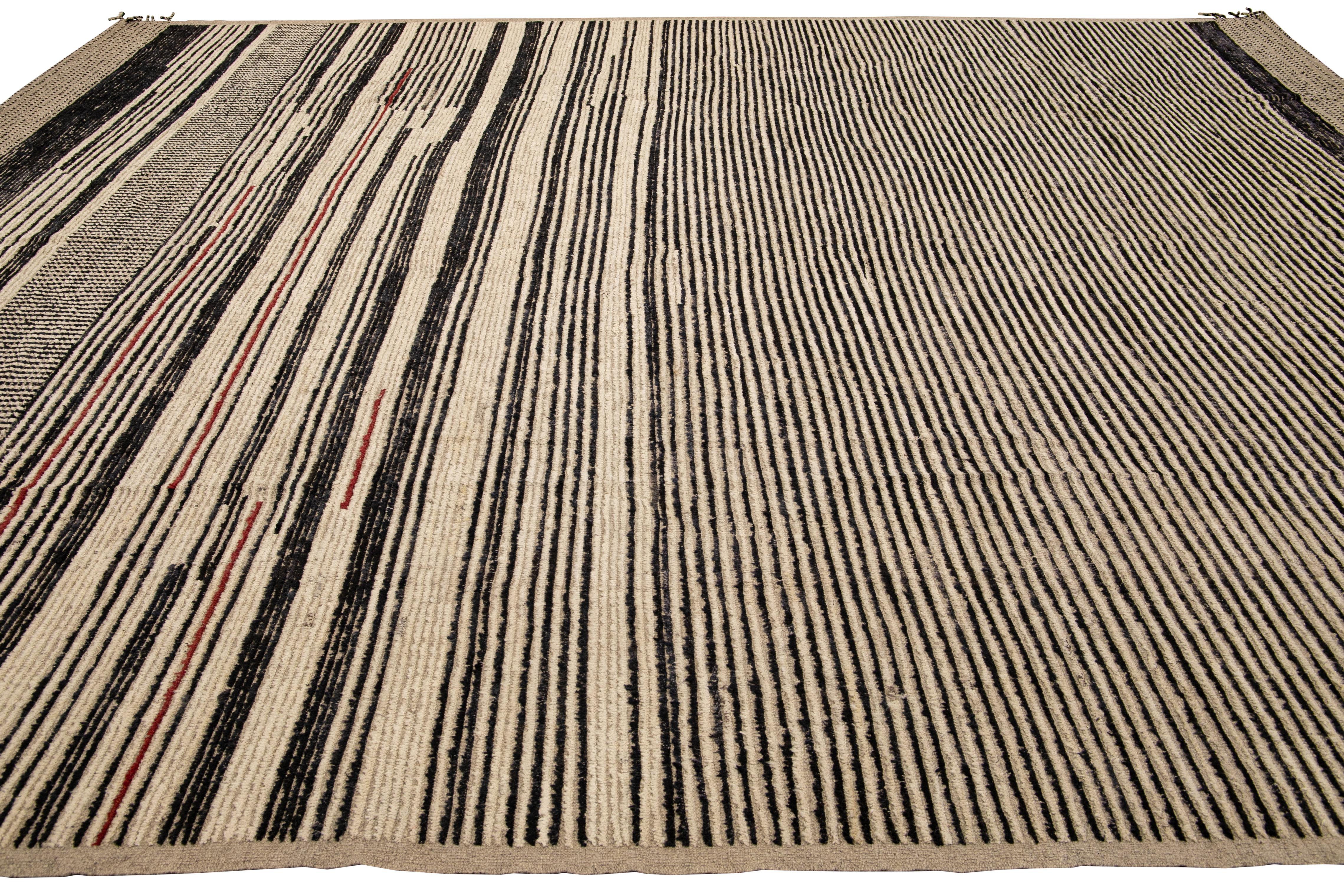 Alfombra de lana moderna de estilo bohemio marroquí negra y beige hecha a mano con motivo de rayas Anudado a mano en venta
