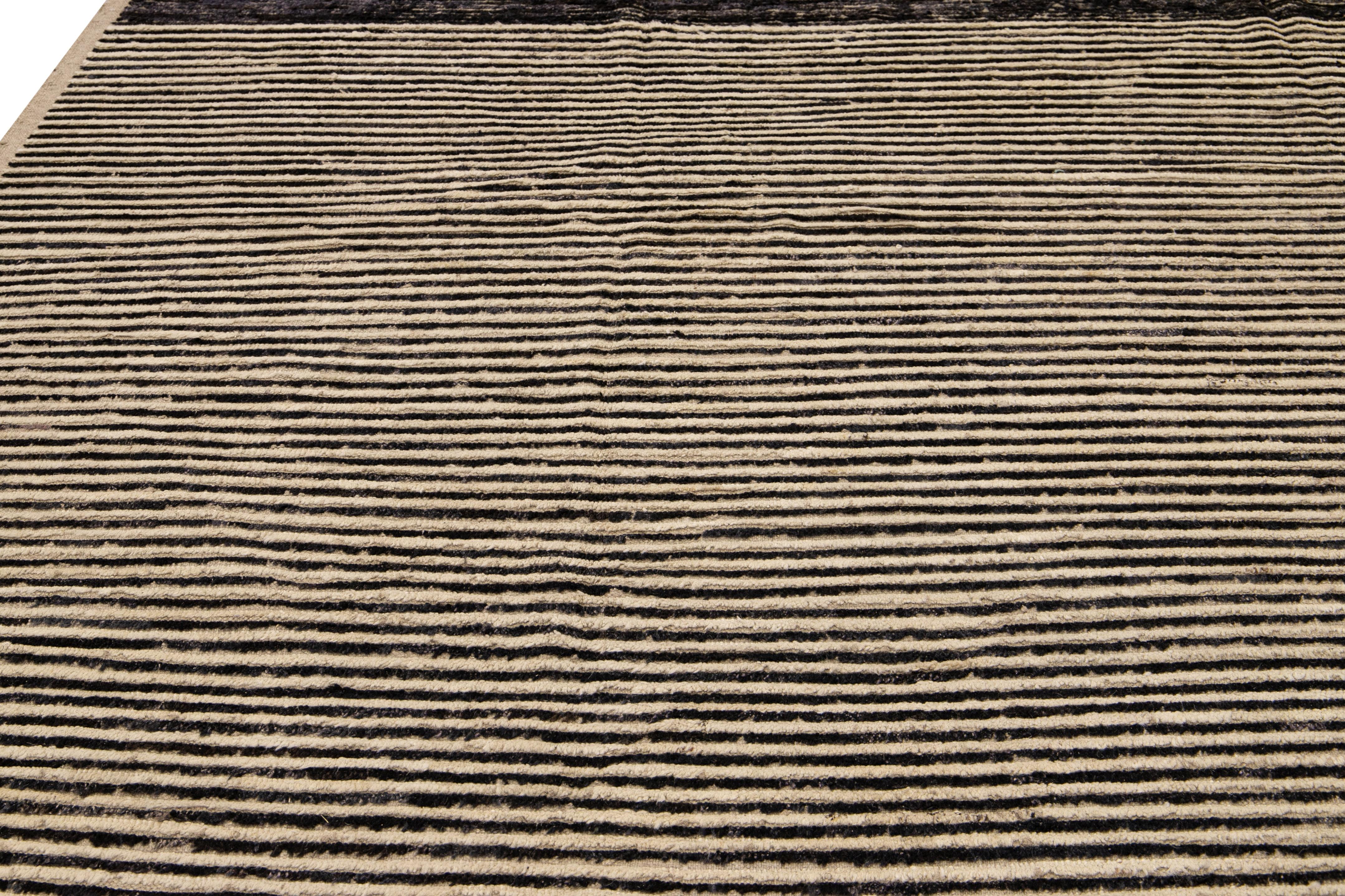 Alfombra de lana moderna de estilo bohemio marroquí negra y beige hecha a mano con motivo de rayas en Nuevo estado para la venta en Norwalk, CT