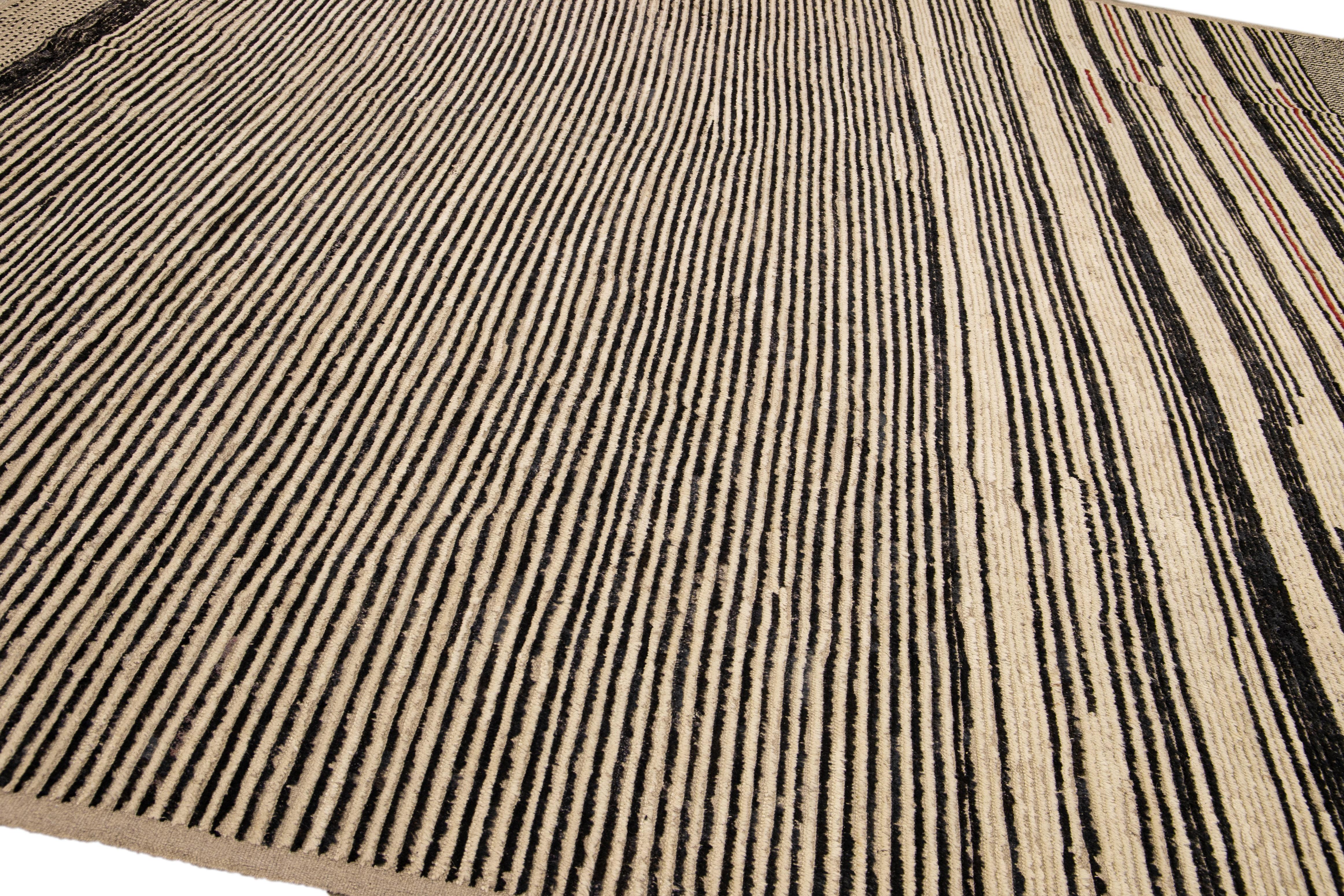 Alfombra de lana moderna de estilo bohemio marroquí negra y beige hecha a mano con motivo de rayas Lana en venta