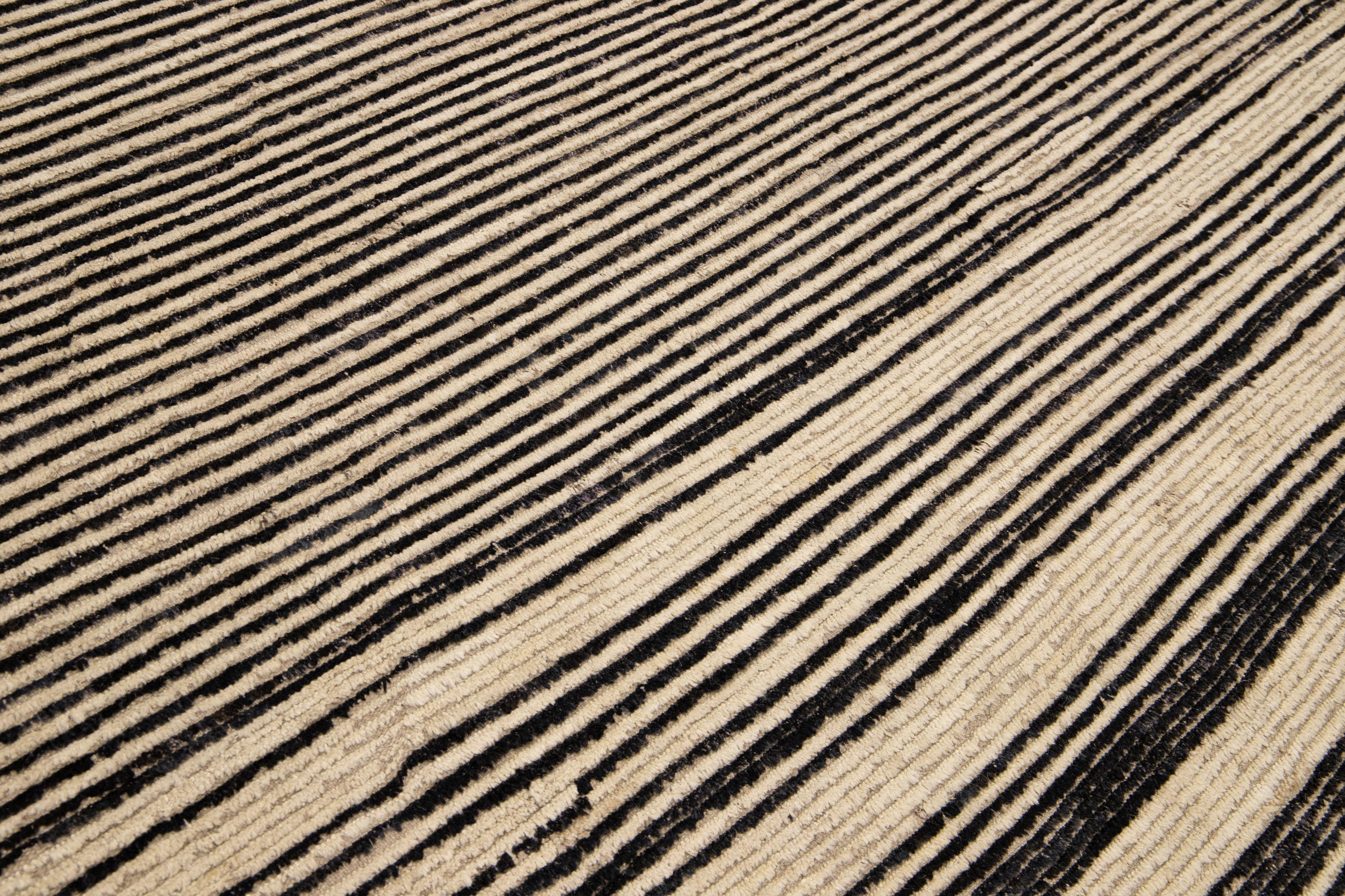 Alfombra de lana moderna de estilo bohemio marroquí negra y beige hecha a mano con motivo de rayas en venta 1
